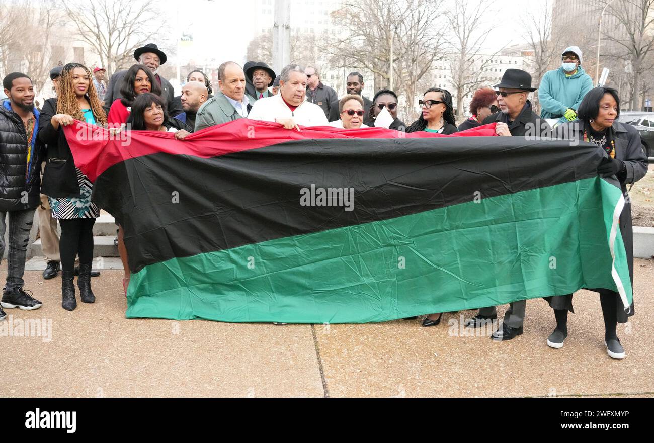 St Louis, Stati Uniti. 5 febbraio 2024. St I funzionari di Louis City lavorano per svelare una bandiera rossa, nera e verde prima di sbattere la bandiera a St. Louis City Hall, che celebra l'inizio del Black History Month a St. Louis giovedì 1 febbraio 2024. Foto di Bill Greenblatt/UPI credito: UPI/Alamy Live News Foto Stock