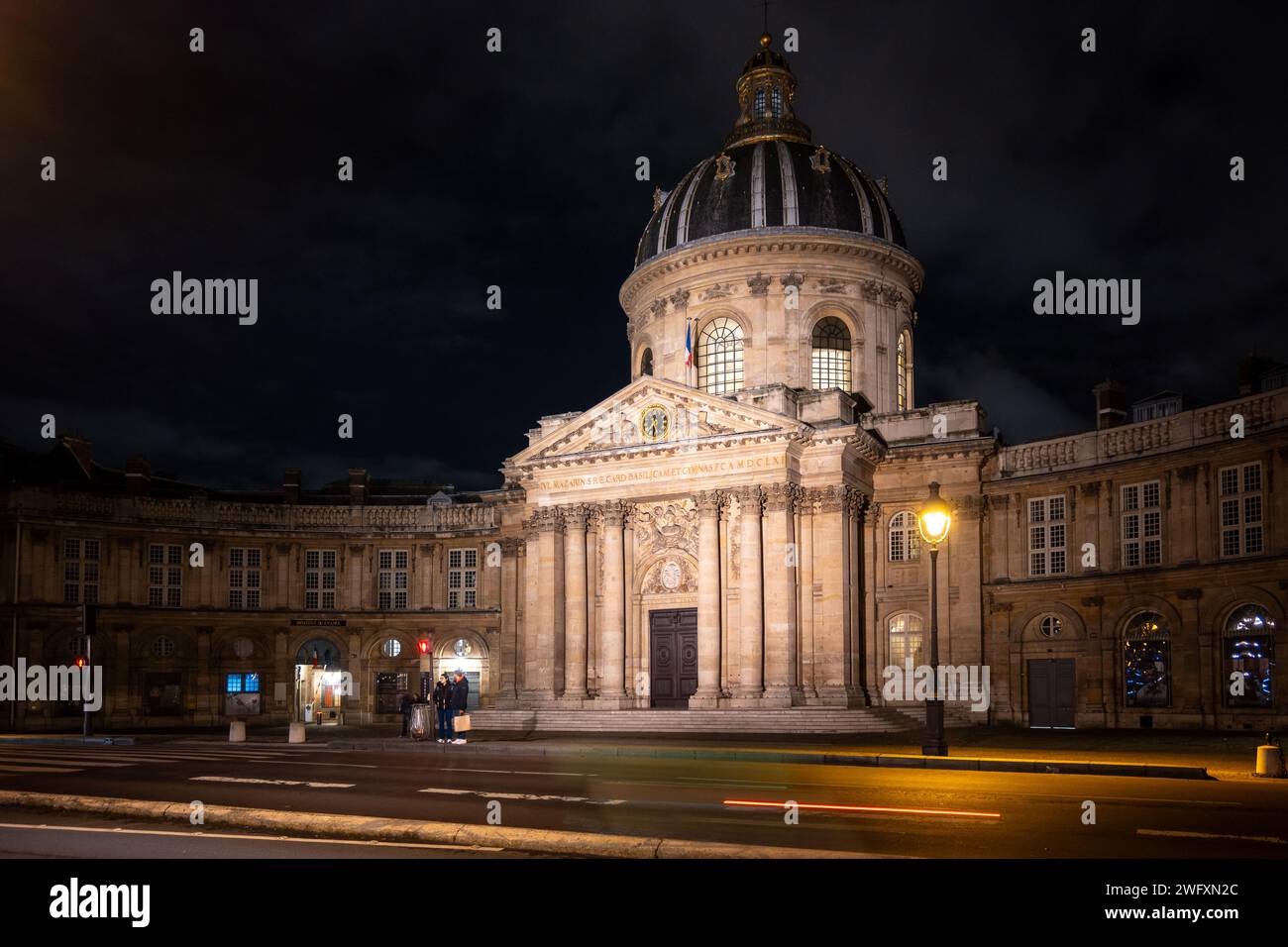 Parigi, Francia, illuminata Institut de France nel vi arrondissement di Parigi, solo editoriale. Foto Stock
