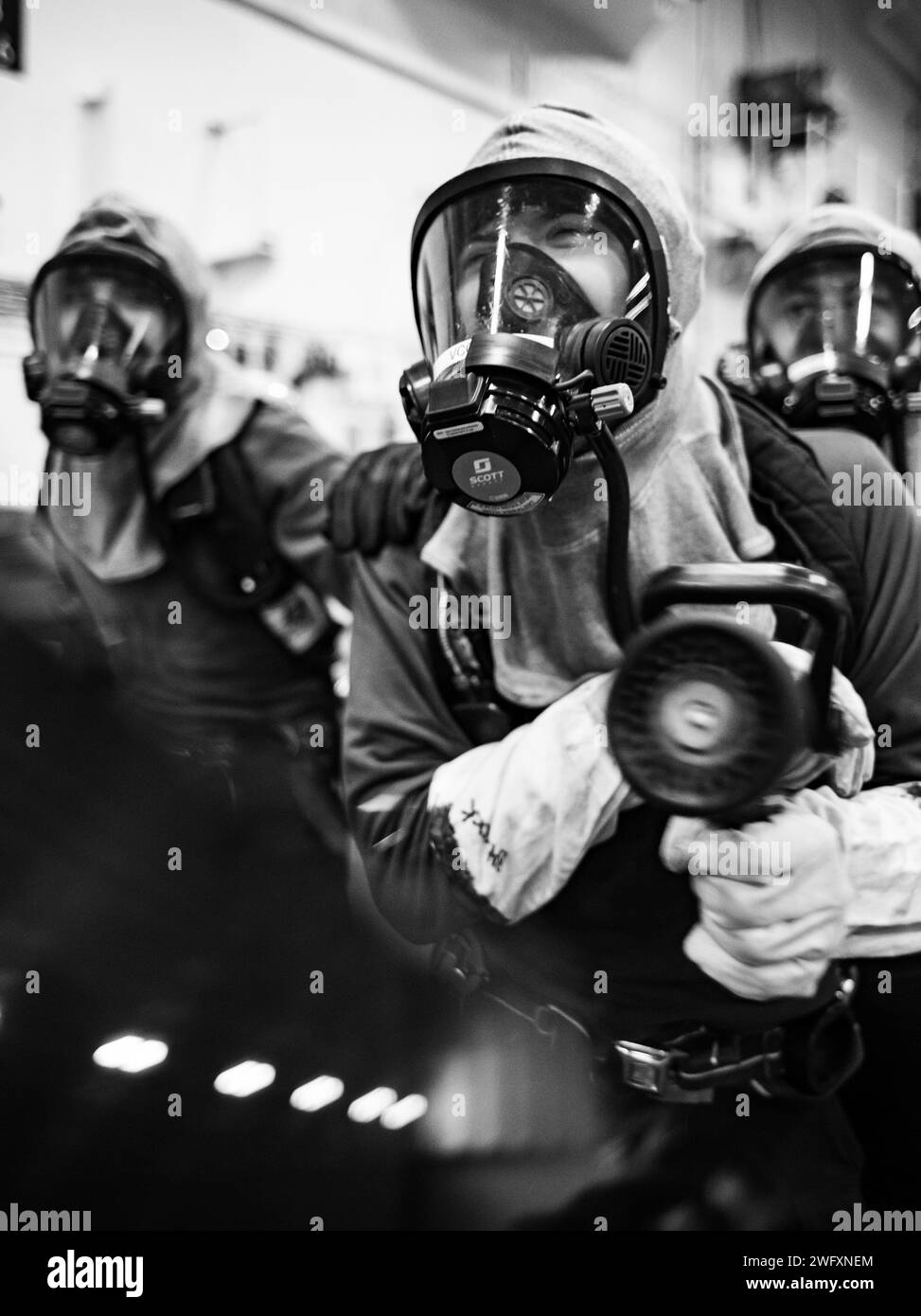 I marinai partecipano a un addestramento di squadra del dipartimento aereo sulla portaerei classe Nimitz USS George Washington (CVN 73), 16 gennaio 2024. George Washington è in corso a sostegno delle qualifiche dei vettori. Foto Stock