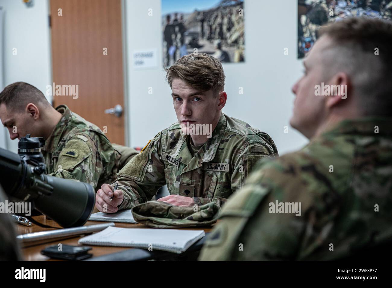 Lyle Milligan, un infante di fuoco indiretto con 1st Squadron, 303rd Calvery Regiment, 96th Troop Command, Washington National Guard, sguardi alla telecamera durante l'addestramento M3 Multi-role Anti-Armor Anti-Personnel Weapon System (M3 MAAWS) presso il Pierce County Readiness Center a Camp Murray, Washington, 16 gennaio 2024. La classe fa parte di un evento di addestramento e addestramento per familiarizzare i soldati con i nuovi sistemi d'arma introdotti al 81st Stryker Brigade Combat Team e al 96th Troop Command. Foto Stock