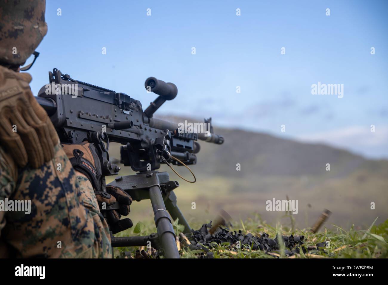 U.S. Marines with Marine Wing Support Squadron (MWSS) 174, Marine Aircraft Group 24, 1st Marine Aircraft Wing, sparare mitragliatrici calibro M240-B e m2 .50 presso la Marine Corps Air Station Kaneohe Bay range, Hawaii, 16 gennaio 2024. L'addestramento ha fornito ai Marines con MWSS-174 l'opportunità di ottenere un addestramento pratico e familiarizzare con l'impiego di armi servite dall'equipaggio. Foto Stock