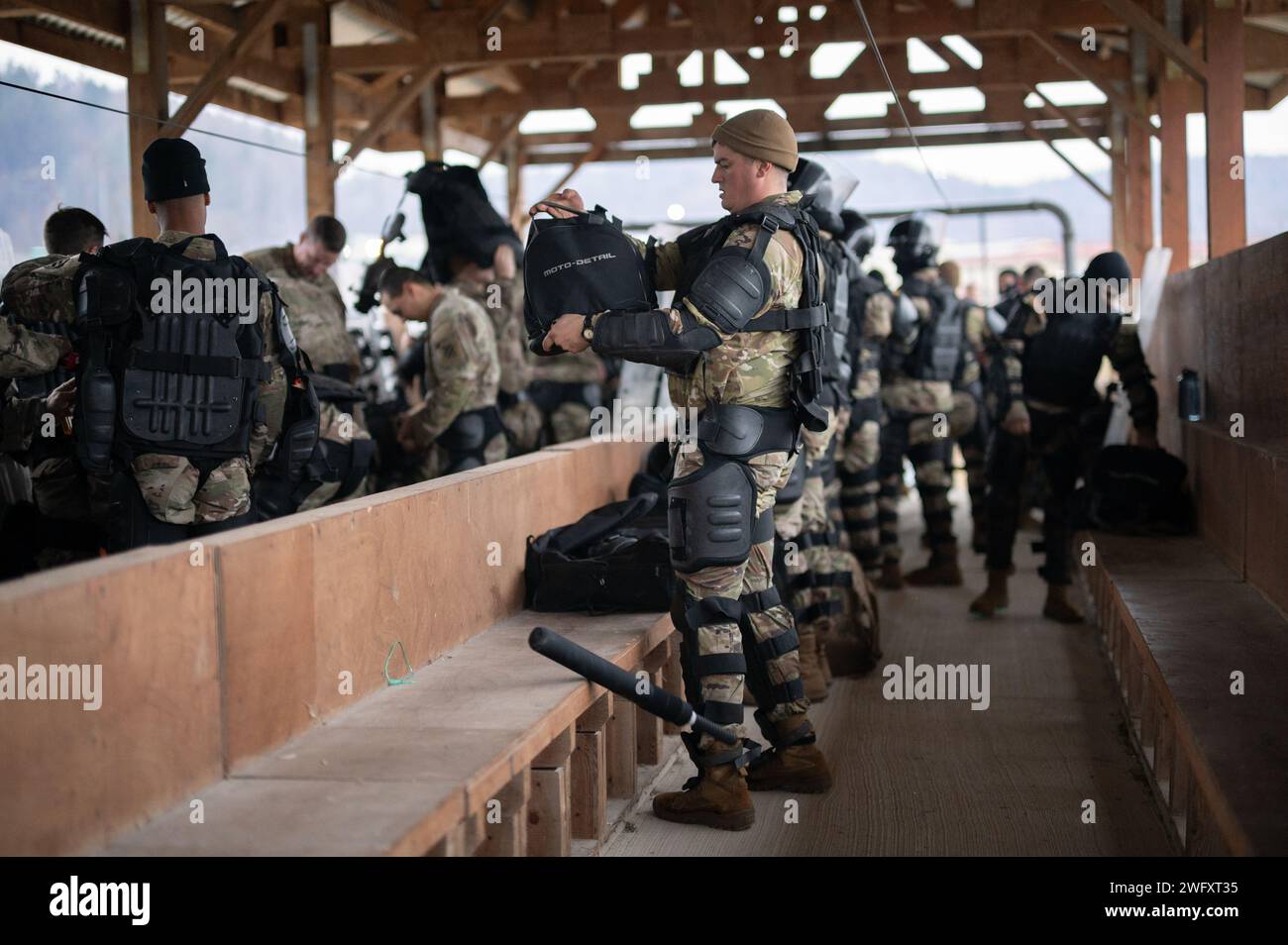 I soldati statunitensi assegnati alla 48th Infantry Brigade Combat Team (IBCT), Georgia Army National Guard (GA ARNG), si preparano a condurre un addestramento per il controllo della folla durante l'esercitazione Kosovo Forces 33 nella Hohenfels Training area, Germania, 31 gennaio 2024. KFOR 33 è un evento di formazione multinazionale condotto per preparare il 48° IBCT (GA ARNG) per il loro dispiegamento al comando regionale del Kosovo Est. Foto Stock