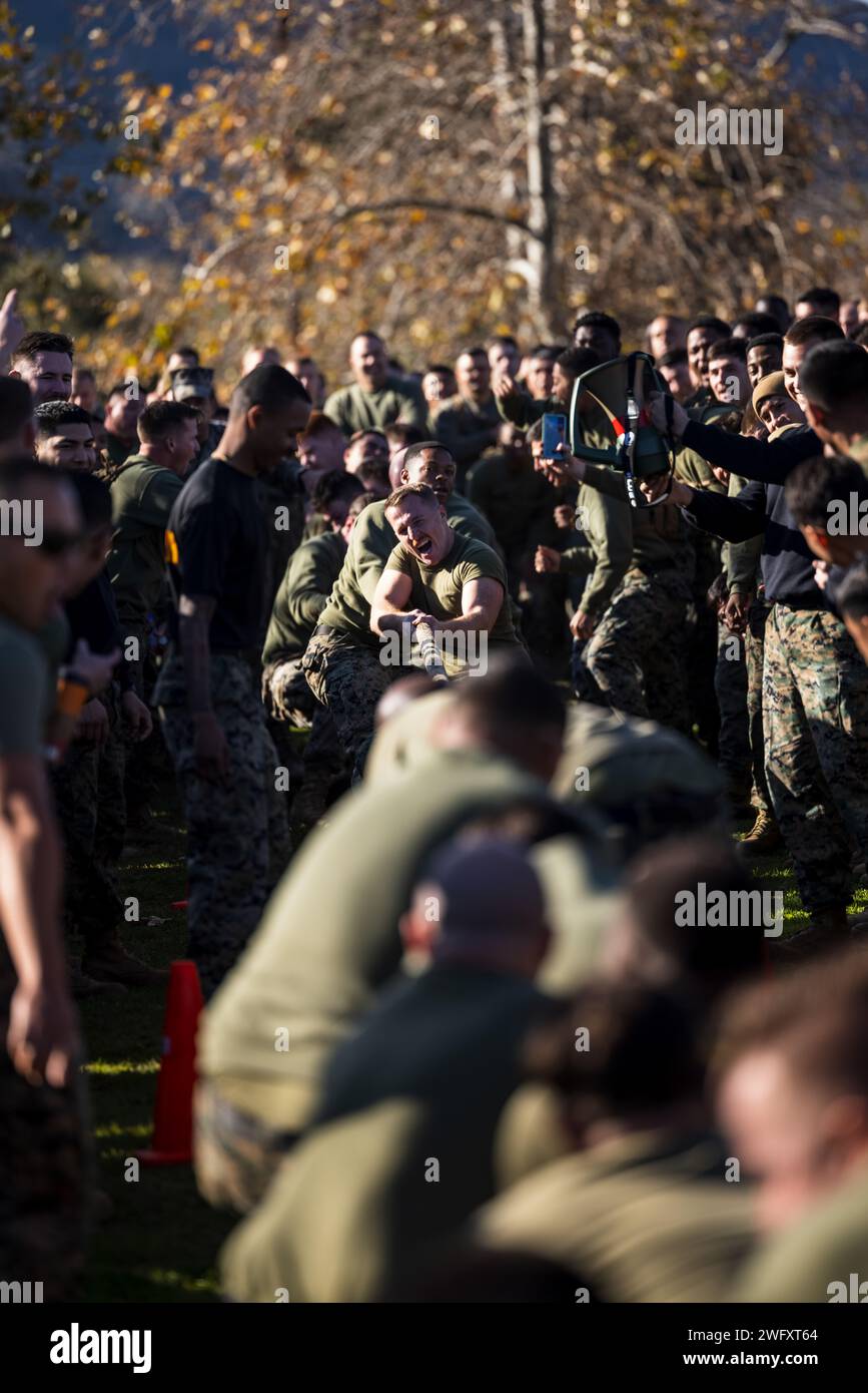 U.S. Marines with 11th Marine Regiment, 1st Marine Division, partecipano a una competizione di tiro alla fune durante una celebrazione annuale del giorno di Santa Barbara presso la base dei Marine Corps Camp Pendleton, California, 11 gennaio 2024. Le unità di artiglieria in tutto il corpo dei Marines celebrano St Barbara, la patrona degli artiglieri, con eventi di costruzione di cameratismo come una corsa reggimentale, tiro alla fune, gare a staffetta e tiri di Humvee. Foto Stock