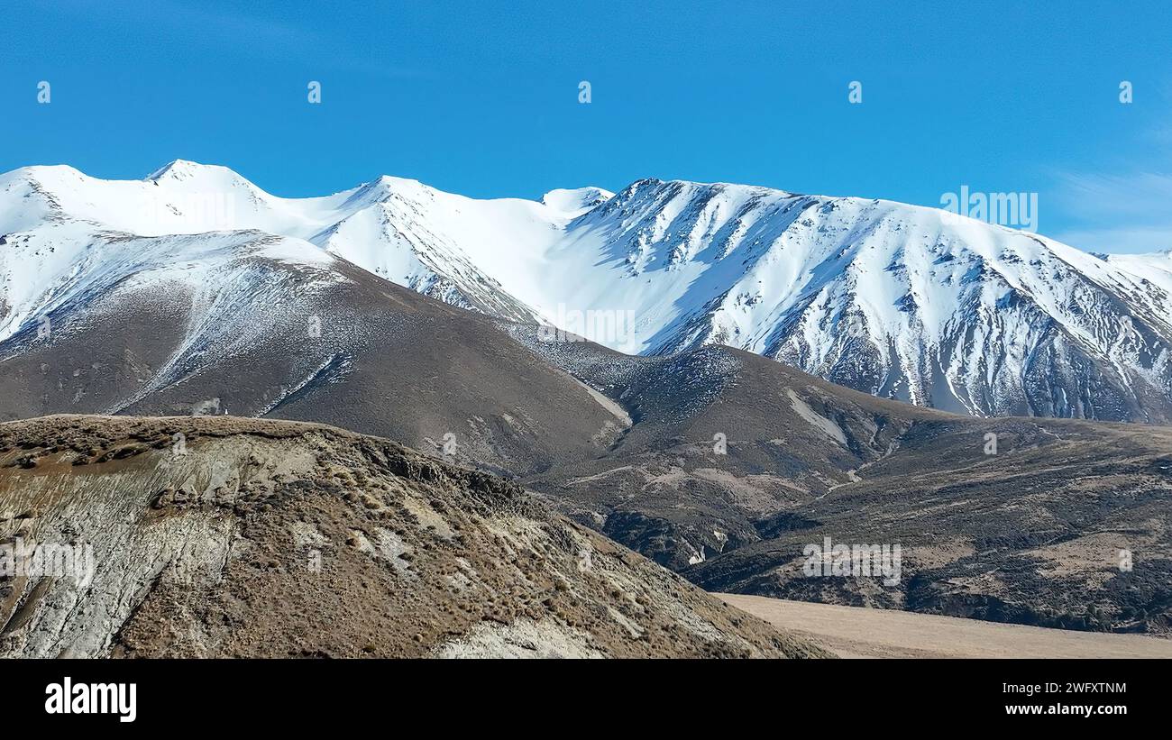 Le montagne e le colline intorno ai campi da sci di Porters Pass Foto Stock