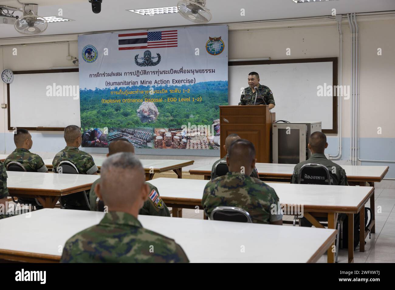 Royal Thai Armed Forces tenente generale Nattawut Sabyeroop, direttore generale del Thailand Mine Action Center (TMAC), si rivolge al pubblico durante la cerimonia di apertura del corso Humanitarian Mine Action Thailand Explosive Ordnance Disposal (EOD) Level 1-2 presso Fort Bhanurangsi, Ratchaburi, Thailandia, 8 gennaio 2024. Le forze armate tailandesi e americane lavorano insieme per formare gli studenti TMAC nel livello EOD 1-2 al fine di sviluppare una capacità EOD per assistere la missione di TMAC di diventare senza mine terrestri. Questa partnership è allineata con il programma di azione umanitaria contro le mine del Dipartimento della difesa degli Stati Uniti, che come Foto Stock