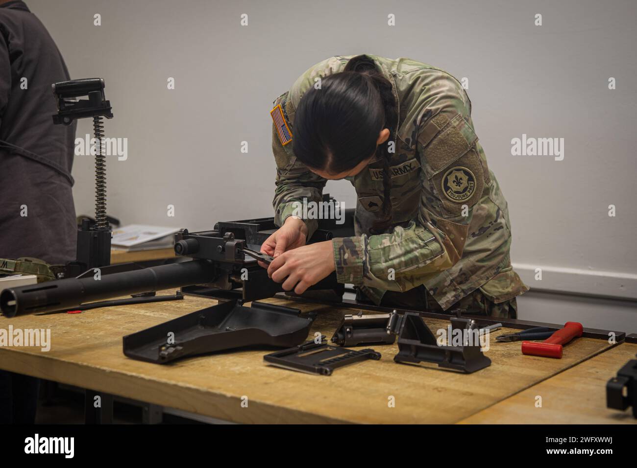 I soldati dell'esercito americano frequentano il corso Small Arms Maintenance presso il Combined Arms Training Center di Vilseck, Germania, 24 gennaio 2024. Questo corso allena i soldati a mantenere la sicurezza fisica delle armi e delle munizioni Quick Reaction Force in una sala armi. I laureati di saranno qualificati per gestire le sale d'armi e per eseguire la manutenzione e la riparazione a livello di unità su una varietà di armi portatili, spalla e servite dall'equipaggio. CATC offre formazione individuale e formazione professionale per i soldati dell'esercito degli Stati Uniti, il Dipartimento dell'Esercito e i civili delle nazioni ospitanti e partner multinazionali attraverso il MOST Foto Stock