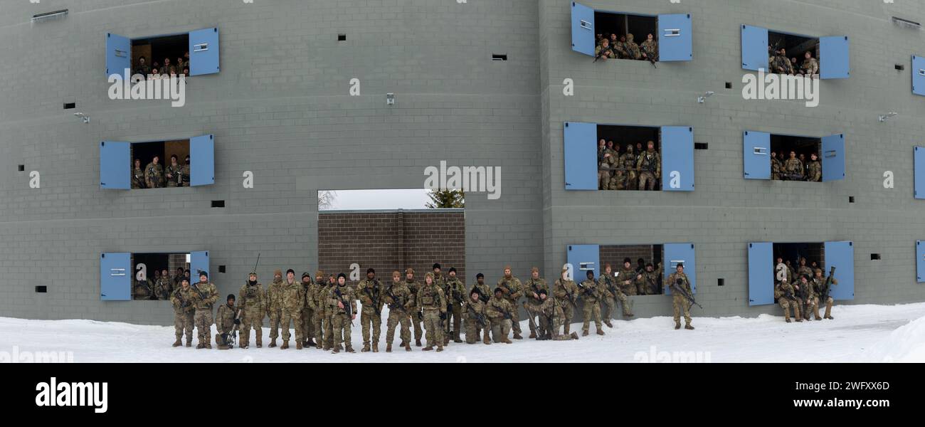 US Army Soldiers with 1st Battalion, 187th Infantry, “leader Rakkasans”, 3rd Infantry Brigade Combat Team, 101st Airborne Division (Air Assault), Supporting 3rd Infantry Division, durante un esercizio di addestramento situazionale con i soldati della Lega della difesa estone presso la Central Training area vicino Camp tapa Estonia, gennaio 28 2024. L'esercitazione di addestramento aiutò le truppe di entrambe le nazioni ad affinare le loro tattiche e procedure per le operazioni offensive e difensive. La missione della 3rd Infantry Division in Europa è quella di impegnarsi in addestramento ed esercitazioni multinazionali in tutto il continente, lavorando al fianco della NATO al Foto Stock