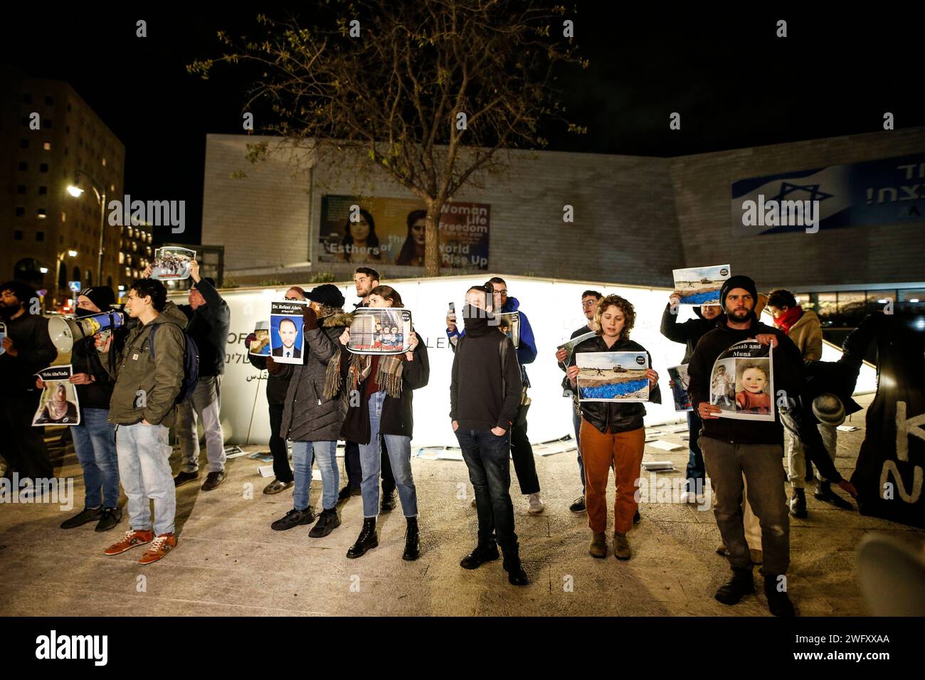 Gerusalemme, Israele. 1 febbraio 2024. Gli attivisti israeliani tengono cartelli durante la manifestazione. Circa 20 attivisti israeliani si sono riuniti di fronte al Museo della tolleranza di Gerusalemme (MOTJ) per protestare, cantare slogan anti-guerra e chiedere un cessate il fuoco per Gaza a Gerusalemme il 1° febbraio 2024. I manifestanti hanno portato foto delle vittime degli attacchi israeliani a Gaza. Credito: SOPA Images Limited/Alamy Live News Foto Stock