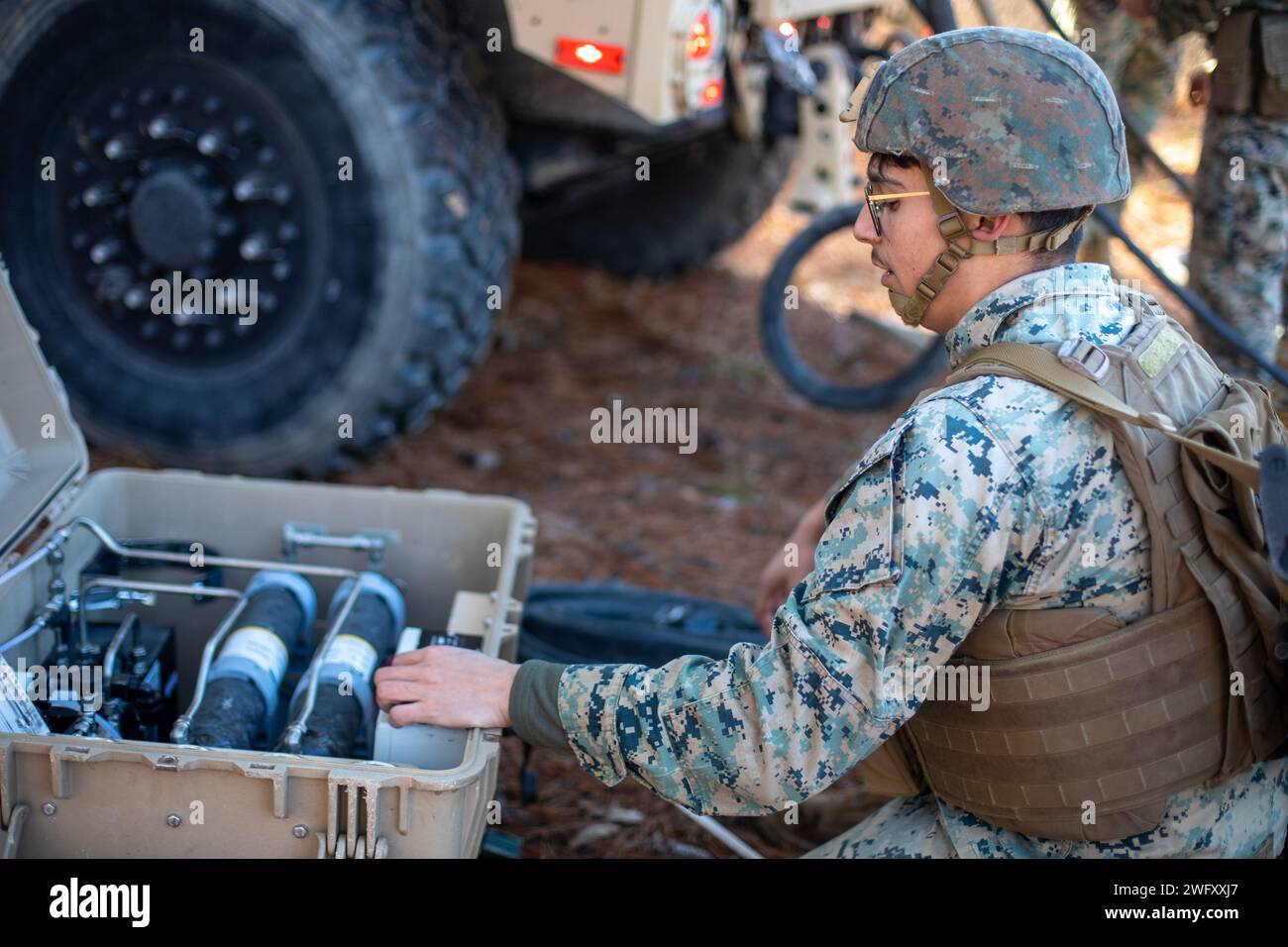 A U.S. Marine with Combat Logistics Battalion 24, 24th Marine Expeditionary Unit (MEU), controlla i sistemi per un esercizio di purificazione dell'acqua durante Realistic Urban Training (RUT) a Fort Barfoot, Virginia, 17 gennaio 2024. RUT fornisce al 24th MEU l'opportunità di operare in ambienti sconosciuti, integrare le unità della Marine Air Ground Task Force e addestrarsi per essere designato come operazioni speciali capaci. Foto Stock