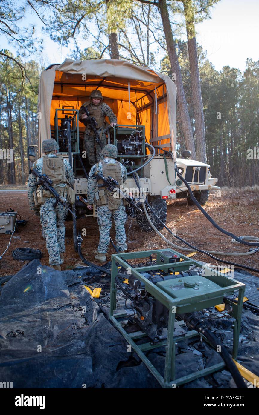 U.S. Marines with Combat Logistics Battalion 24, 24th Marine Expeditionary Unit (MEU), conducono la purificazione dell'acqua all'interno di un veicolo tattico leggero congiunto durante il Realistic Urban Training (RUT) a Fort Barfoot, Virginia, 17 gennaio 2024. RUT fornisce al 24th MEU l'opportunità di operare in ambienti sconosciuti, integrare le unità della Marine Air Ground Task Force e addestrarsi per essere designato come operazioni speciali capaci. Foto Stock