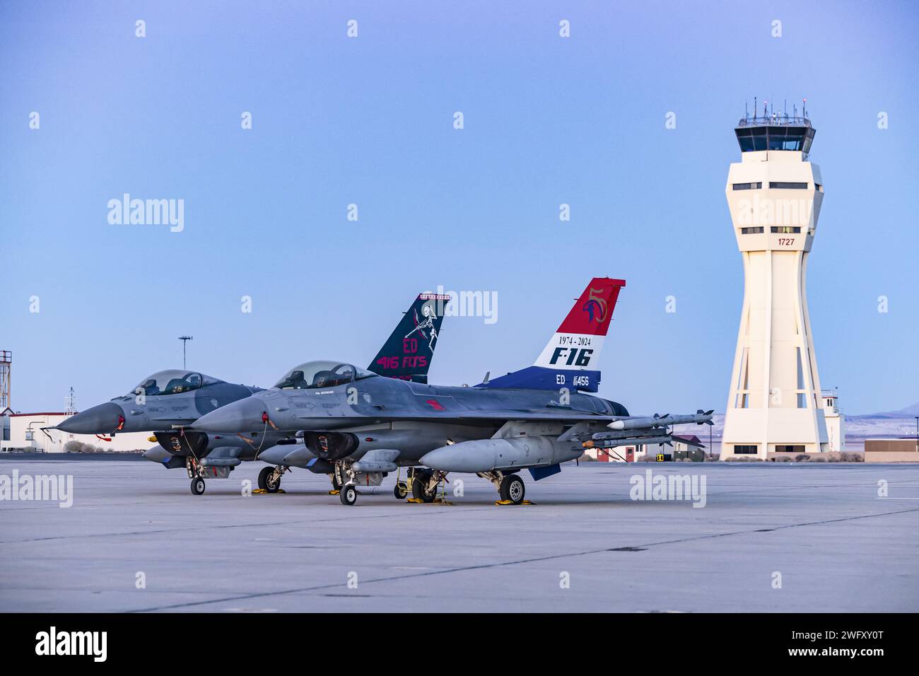 Il 412th test Wing ha svelato due F-16 assegnati al 416th Flight test Squadron adornati con speciali flash di coda per celebrare i 50 anni di servizio del Fighting Falcon. Foto Stock