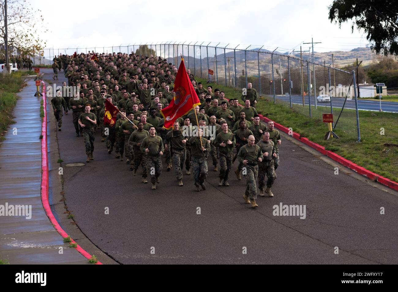 I Marines statunitensi con l'11th Marine Regiment, 1st Marine Division, partecipano a una corsa del reggimento durante una celebrazione annuale del giorno di Saint Barbara presso la base del corpo dei Marines Camp Pendleton, California, 11 gennaio 2024. Le unità di artiglieria in tutto il corpo dei Marines celebrano St Barbara, la patrona degli artiglieri, con eventi di costruzione di cameratismo come una corsa reggimentale, tiro alla fune, gare a staffetta e tiri di Humvee. Foto Stock