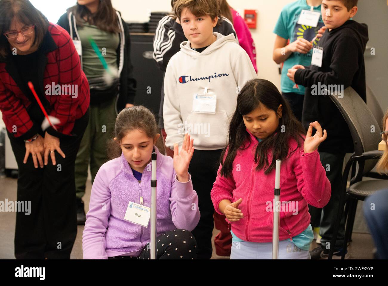 A sinistra, la Rep. Ann McLane Kuster osserva gli studenti della Southside Middle School di Manchester lanciare razzi ad aria durante una sessione di istruzione SULLA BASE STELLARE il 5 gennaio 2024, presso il complesso di addestramento Edward Cross della Guardia Nazionale del New Hampshire a Pembroke, N.H. la lezione sulle tre leggi del movimento di Newton ha caratterizzato una competizione a distanza con proiettili fatti a mano fatti di carta, argilla e cannucce. Kuster e altri membri della delegazione congressuale hanno visitato con i quinti in seguito a un tour di orientamento del programma e delle strutture. Alla fine dello scorso anno, il New Hampshire è diventato il 34° stato ad offrire un Foto Stock