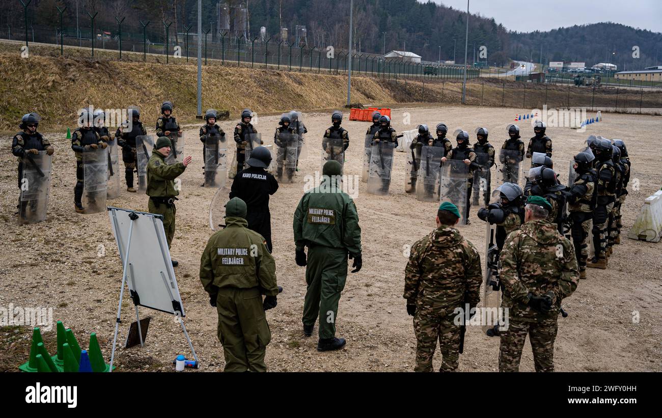 I soldati statunitensi assegnati alla 48th Infantry Brigade Combat Team (IBCT), Georgia Army National Guard (GA ARNG), conducono addestramento per il controllo della folla durante l'esercitazione Kosovo Forces 33 nella Hohenfels Training area, Germania, 31 gennaio 2024. KFOR 33 è un evento di formazione multinazionale condotto per preparare il 48° IBCT (GA ARNG) per il loro dispiegamento al comando regionale del Kosovo Est. Foto Stock