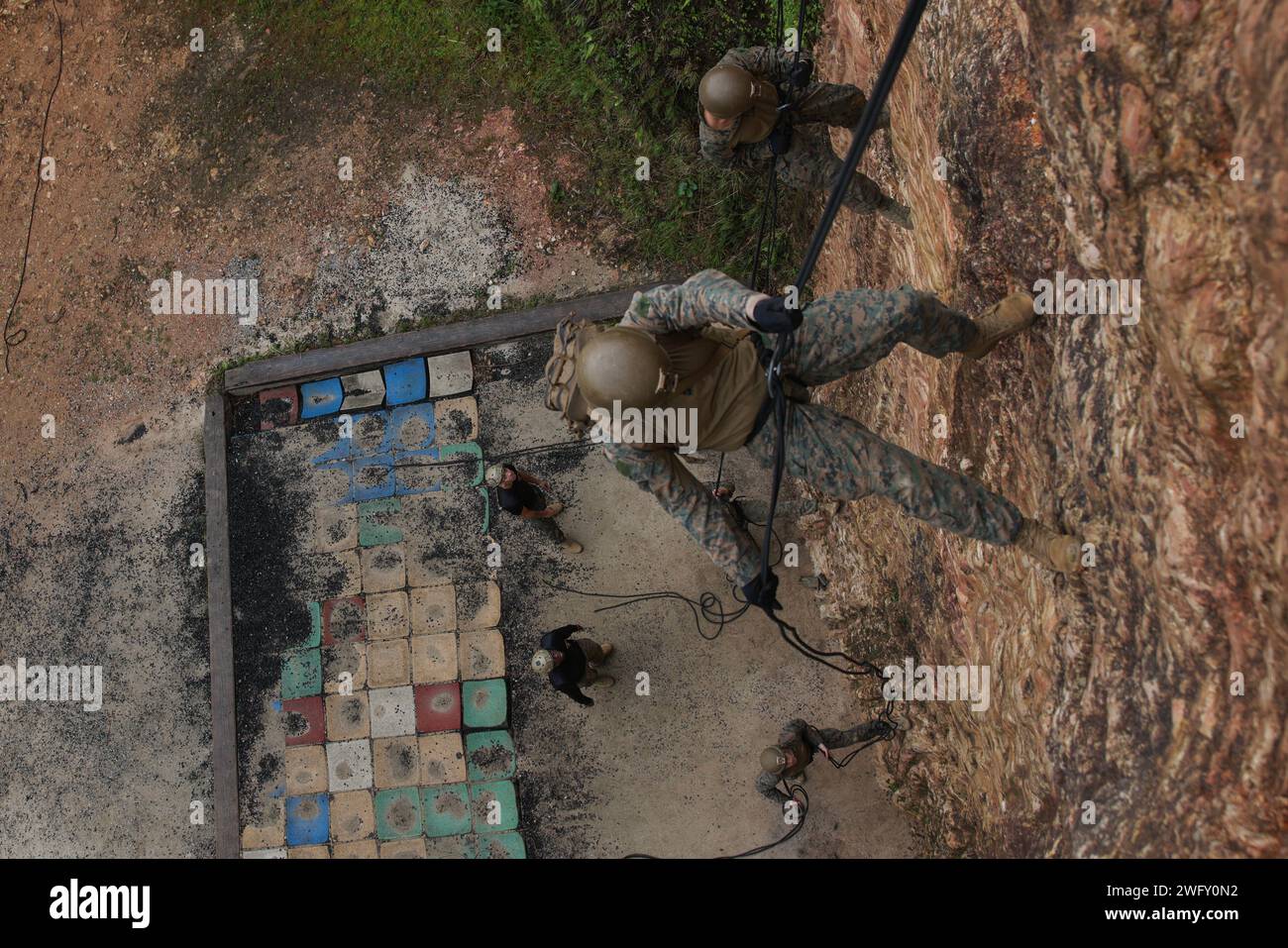 U.S. Marines with III Marine Expeditionary Force rappel durante un corso Basic Jungle Skills presso il Jungle Warfare Training Center a Camp Gonsalves, Okinawa, Giappone, 9 gennaio 2024. BJSC insegna ai Marines abilità di sopravvivenza nella giungla di base, tecniche tattiche di sospensione della corda e tattiche di guerra nella giungla per migliorare la letalità negli ambienti difficili della giungla. Foto Stock