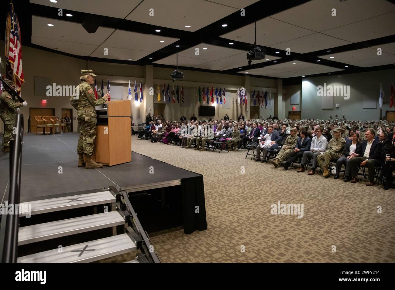 Il tenente generale Mary K. Izaguirre prestò giuramento come 46° chirurgo generale dell'esercito statunitense durante una cerimonia di cambio di comando condotta dal generale Randy George, capo di stato maggiore dell'esercito, presso la base congiunta San Antonio - Fort Sam Houston, gennaio 25. Foto Stock