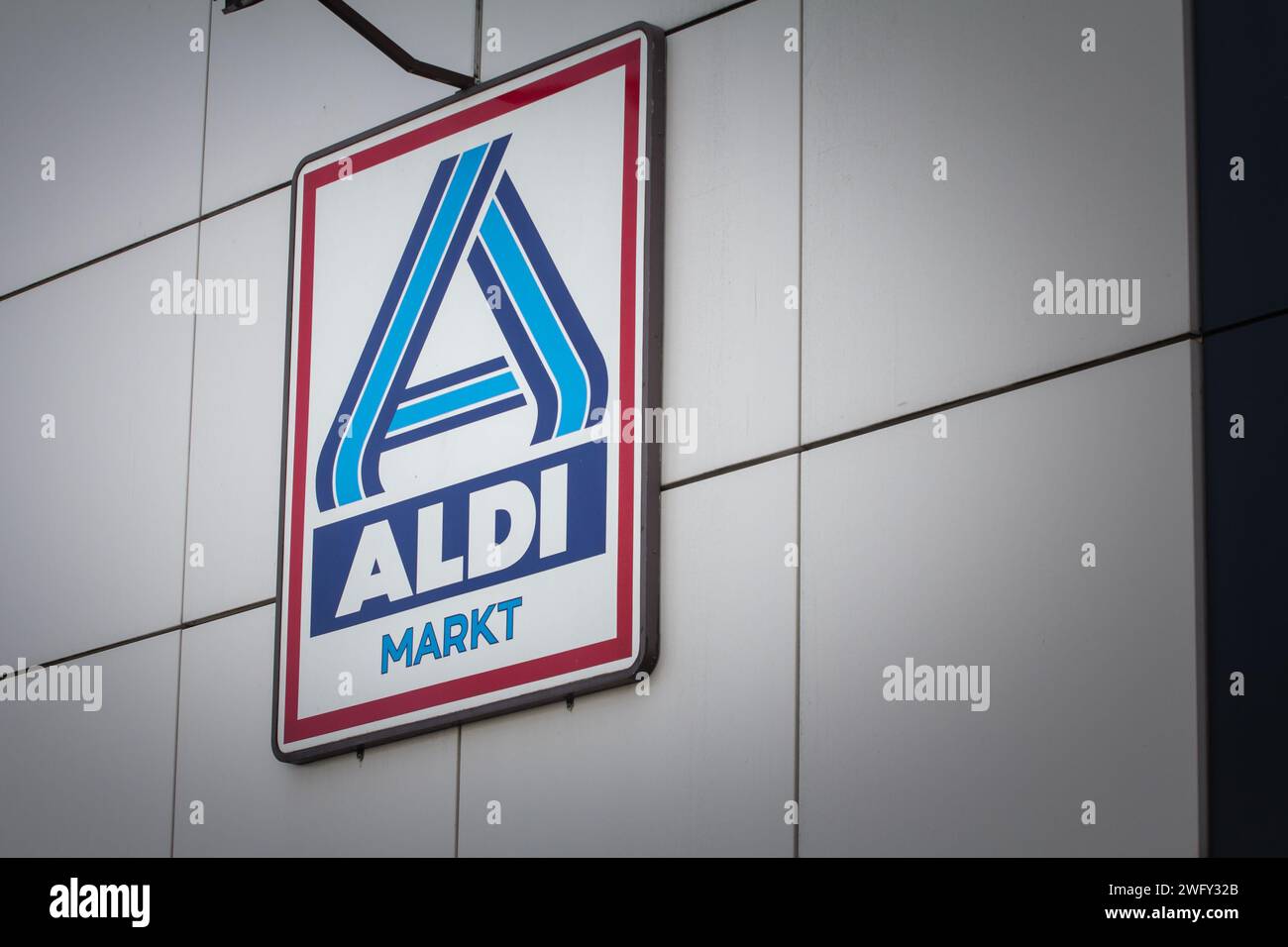 Immagine dell'insegna Aldi Nord su uno dei loro negozi di Aquisgrana, Germania. Aldi, o Albrecht Diskont, è un marchio di due catene di supermercati con sconti Foto Stock