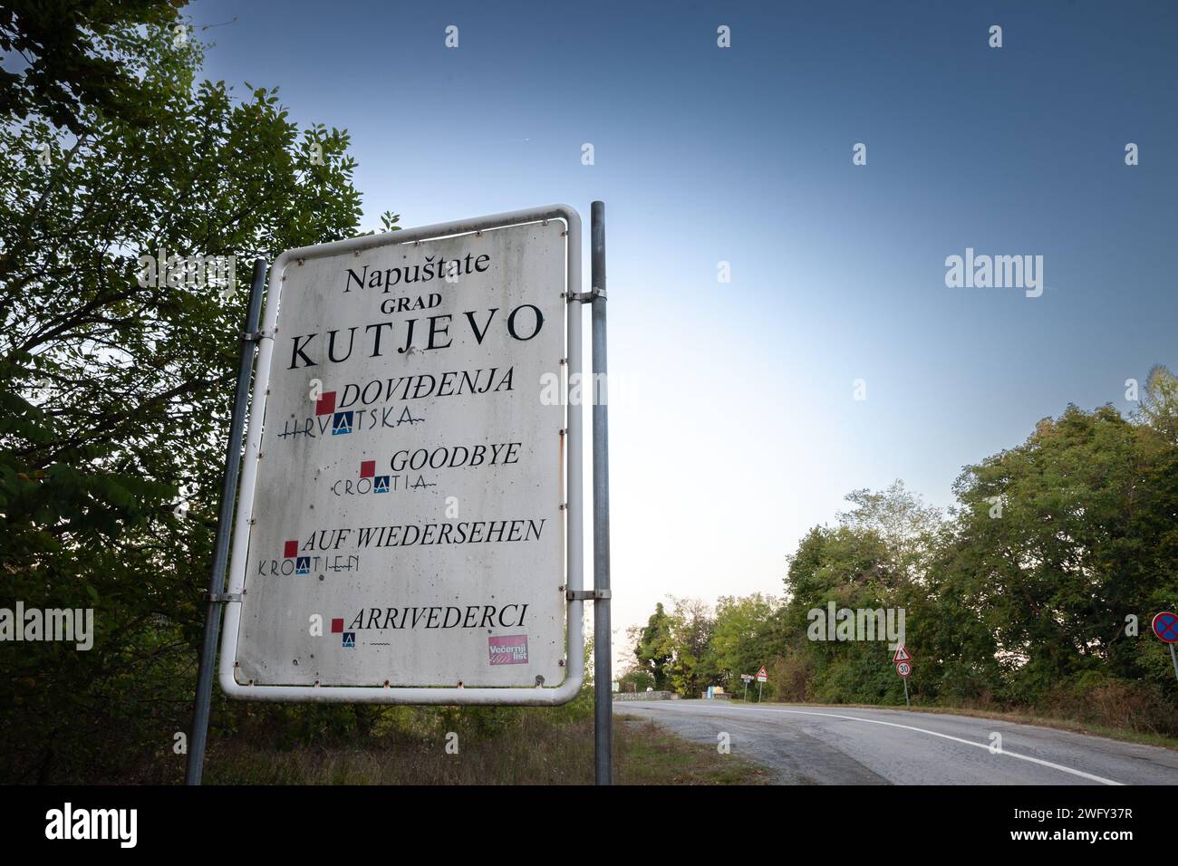 Immagine di un cartello che indica che stai lasciando kutjevo. Kutjevo è una città della Croazia orientale. Si trova nella regione della Slavonia, a nord-est della città di Foto Stock