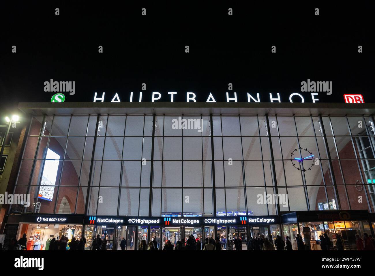 Foto dell'ingresso principale di Koln Hbf con gente che scorre a Colonia, in Germania. Köln Hauptbahnhof o stazione centrale di Colonia è una stazione ferroviaria di Co Foto Stock