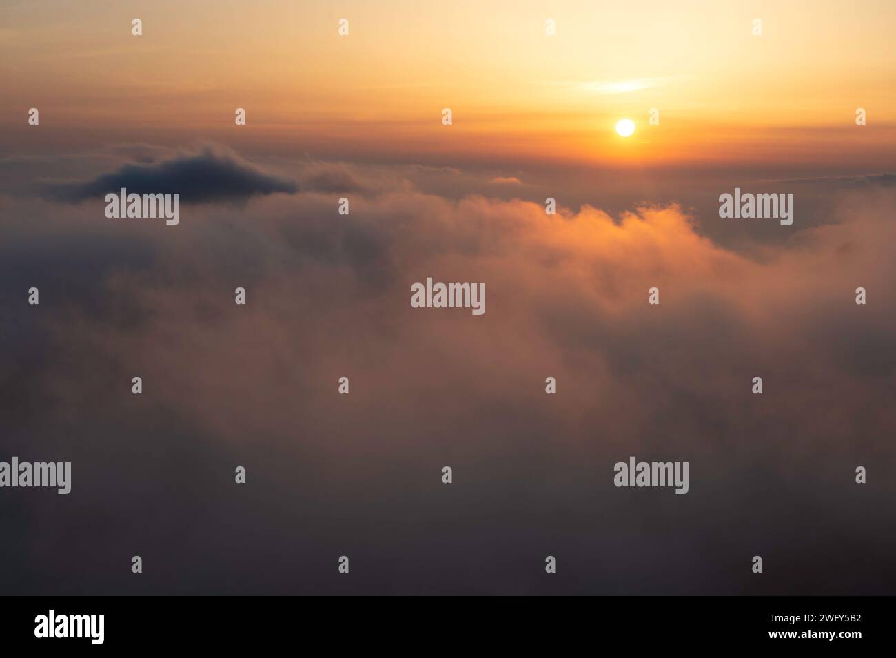 Un sole dorato tramonta nella White Cloud Scenic area vista dal Turtle Peak nelle Huangshan Yellow Mountains. Foto Stock