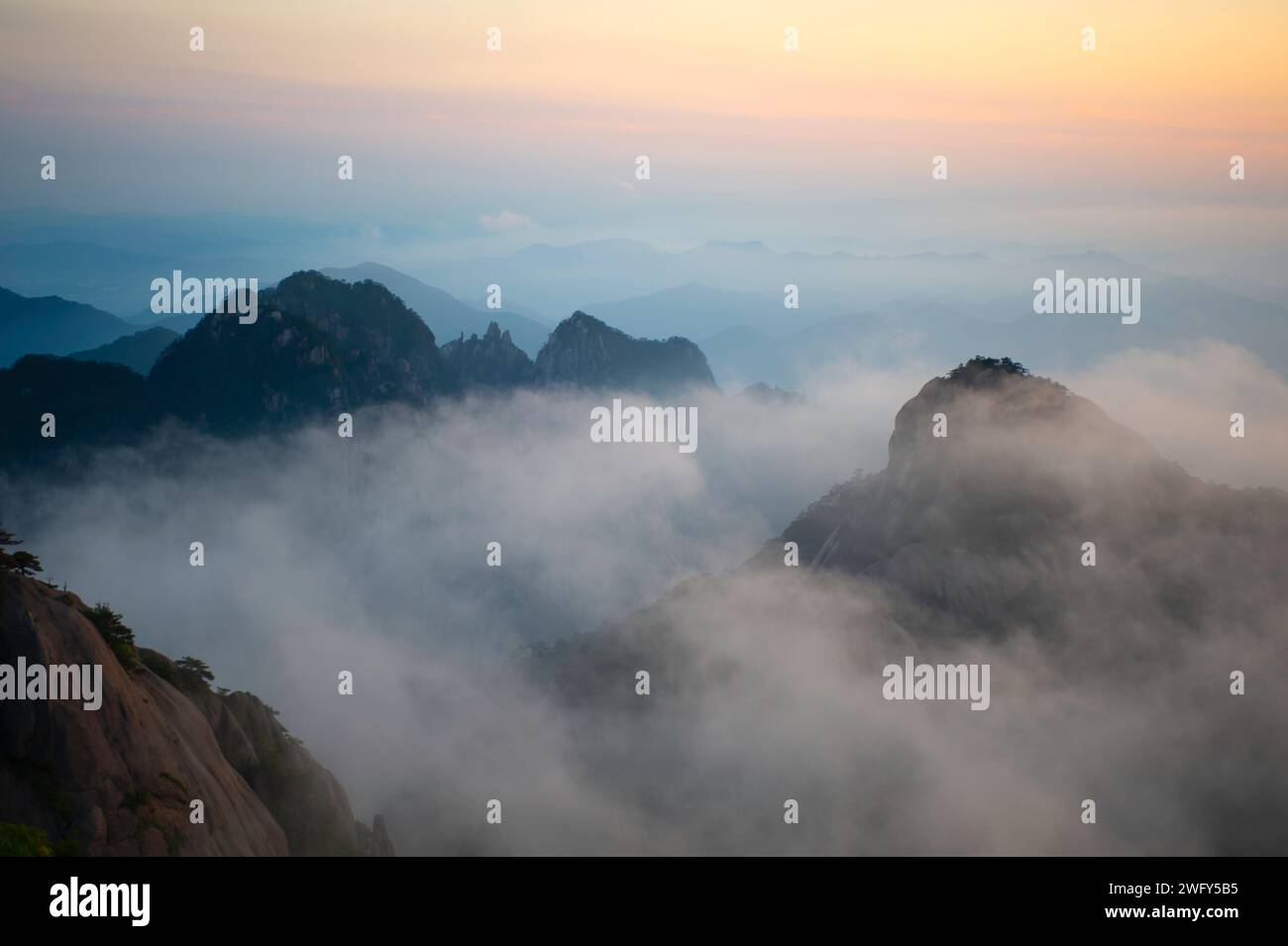 Le nuvole affondano pesantemente tra le montagne nella White Cloud Scenic area nelle Huangshan Yellow Mountains. Foto Stock