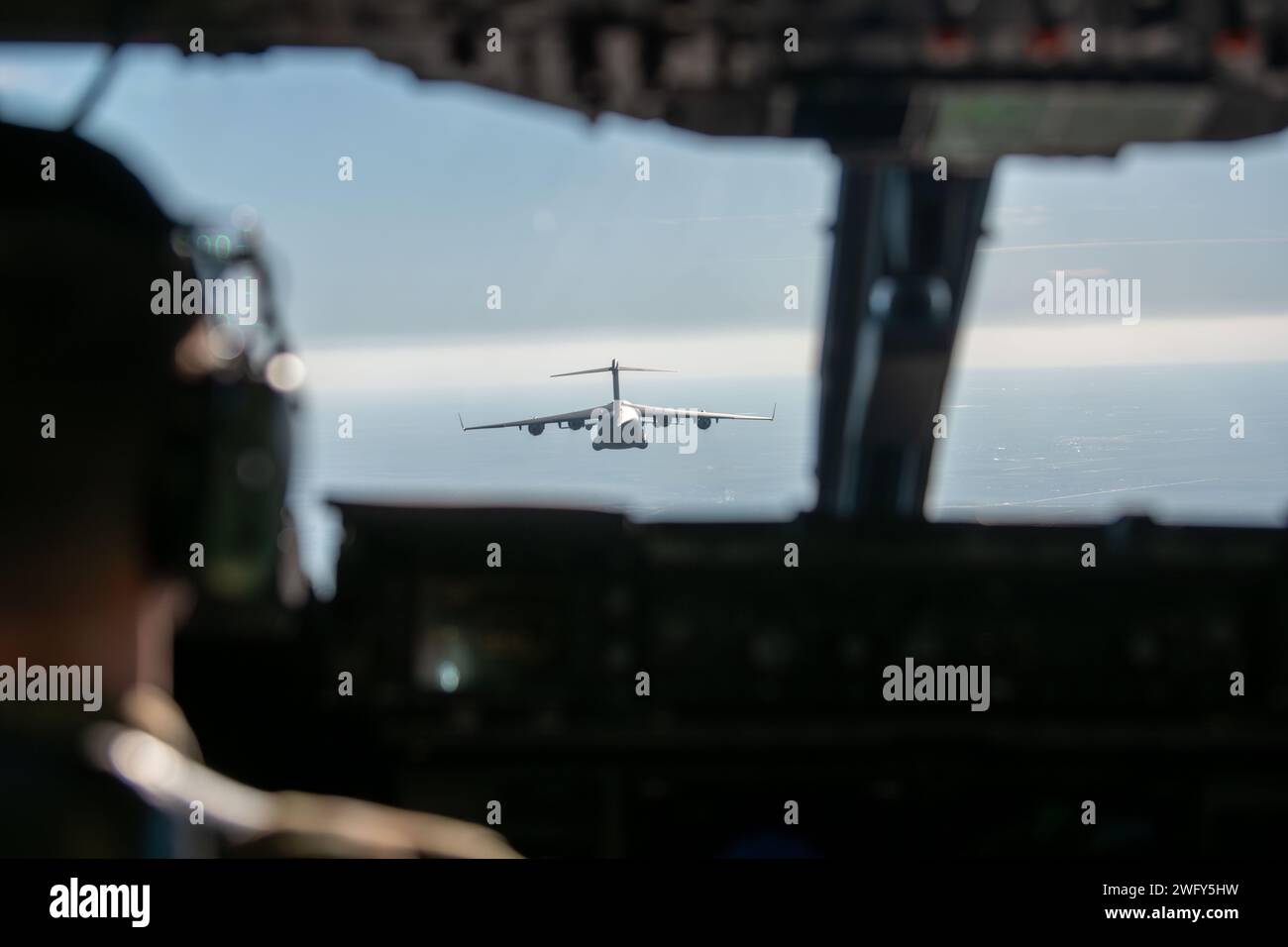 Il capitano Tyler Ludwigh, un pilota del 14th Airlift Squadron, si concentra sul volo di un C-17 Globemaster III assegnato alla Joint base Charleston, Carolina del Sud, in formazione sul terreno della California durante l'esercitazione Bamboo Eagle 24-1, 29 gennaio 2024. Attraverso l'uso dello spazio aereo designato, BE fornisce agli avieri, alleati e partner uno spazio di battaglia flessibile, rappresentativo del combattimento, multidimensionale per condurre lo sviluppo di tattiche di test e un addestramento avanzato a sostegno degli interessi nazionali degli Stati Uniti. (Foto dell'aeronautica militare statunitense di Christian Silvera) Foto Stock