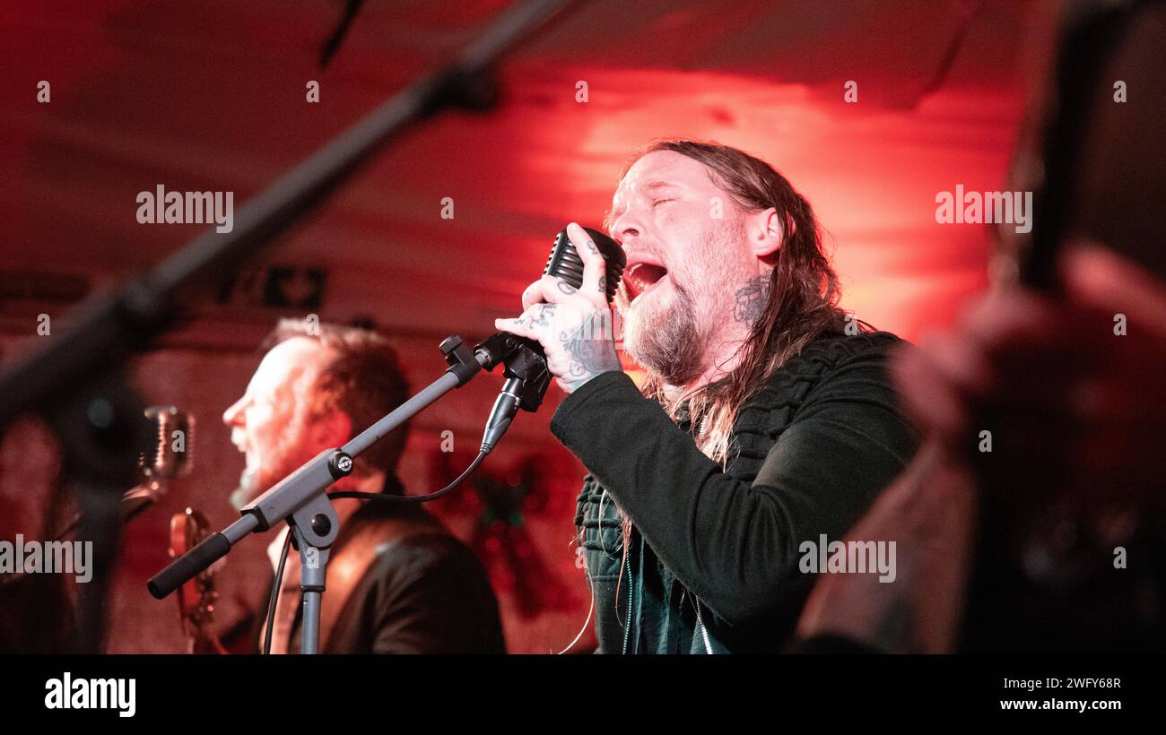 Lead Vocalist for Drowning Pool, Ryan McCombs scopa il Drawsko Combat Training Center, Polonia, cantando tra i soldati schierati della 2nd Armored Brigade Combat Team, 1st Armored Division durante la sua performance nostalgica il 1 gennaio 2023. La performance di Drowning Pool presso il Drawsko Combat Training Center è stata una tappa lungo il loro tour in Europa, sostenendo e celebrando le truppe schierate durante le festività natalizie. Foto Stock