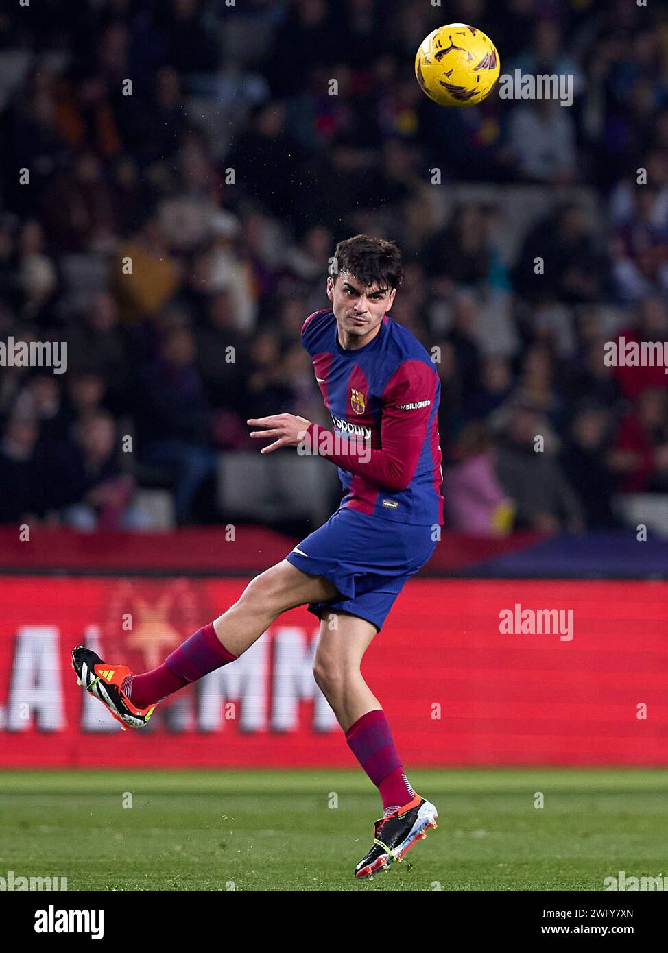 BARCELLONA, SPAGNA - GENNAIO 31: Pedri del FC Barcelona durante la partita la Liga EA Sports tra FC Barcelona e CA Osasuna all'Estadi Olimpic Lluis Companys il 31 gennaio 2024 a Barcellona, Spagna. Foto Stock