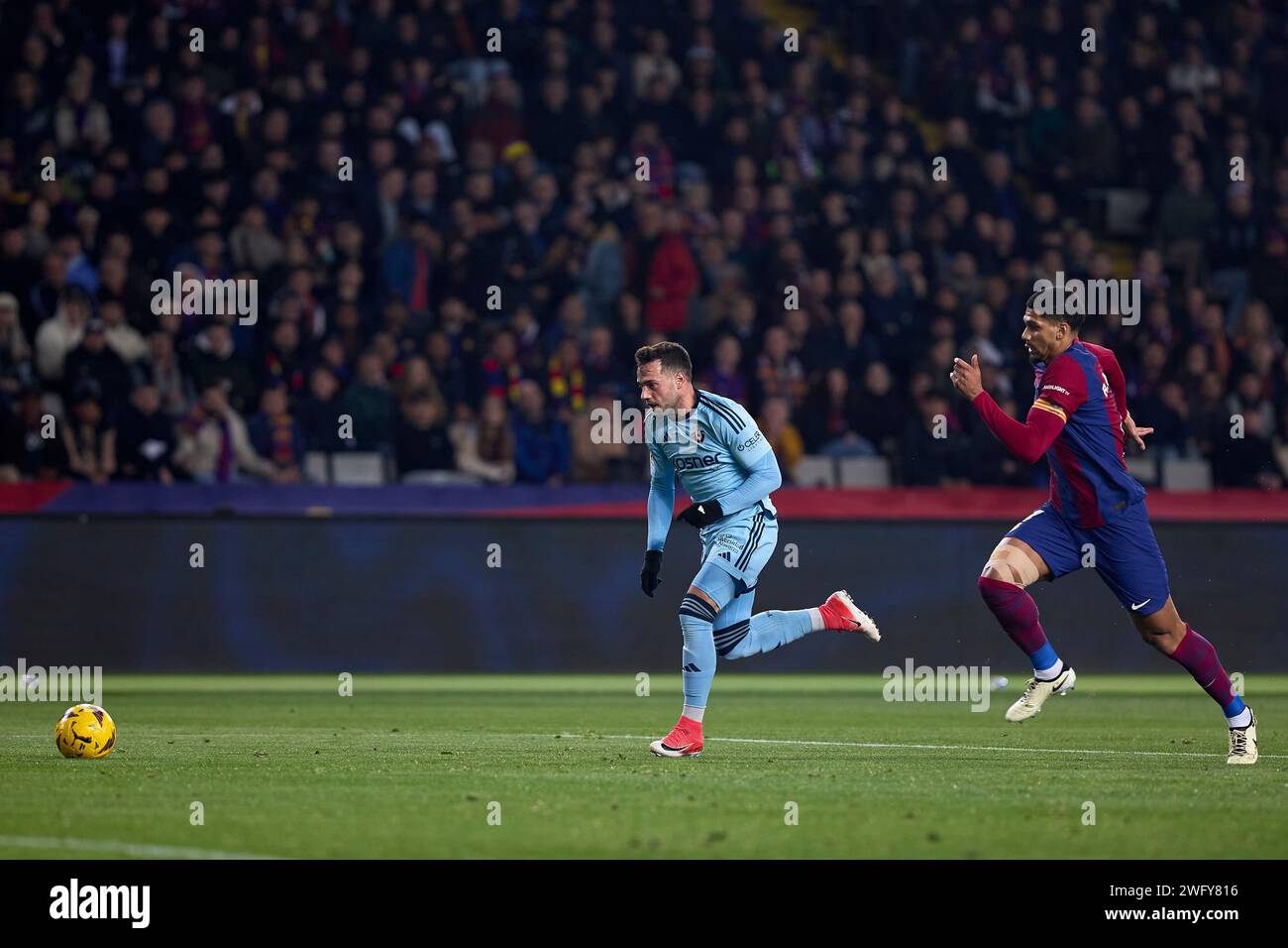 BARCELLONA, SPAGNA - GENNAIO 31: Jose Arnaix del CA Osasuna in azione con Ronald Araujo del FC Barcelona durante la partita la Liga EA Sports tra FC Barcelona e CA Osasuna all'Estadi Olimpic Lluis Companys il 31 gennaio 2024 a Barcellona, Spagna. Foto Stock