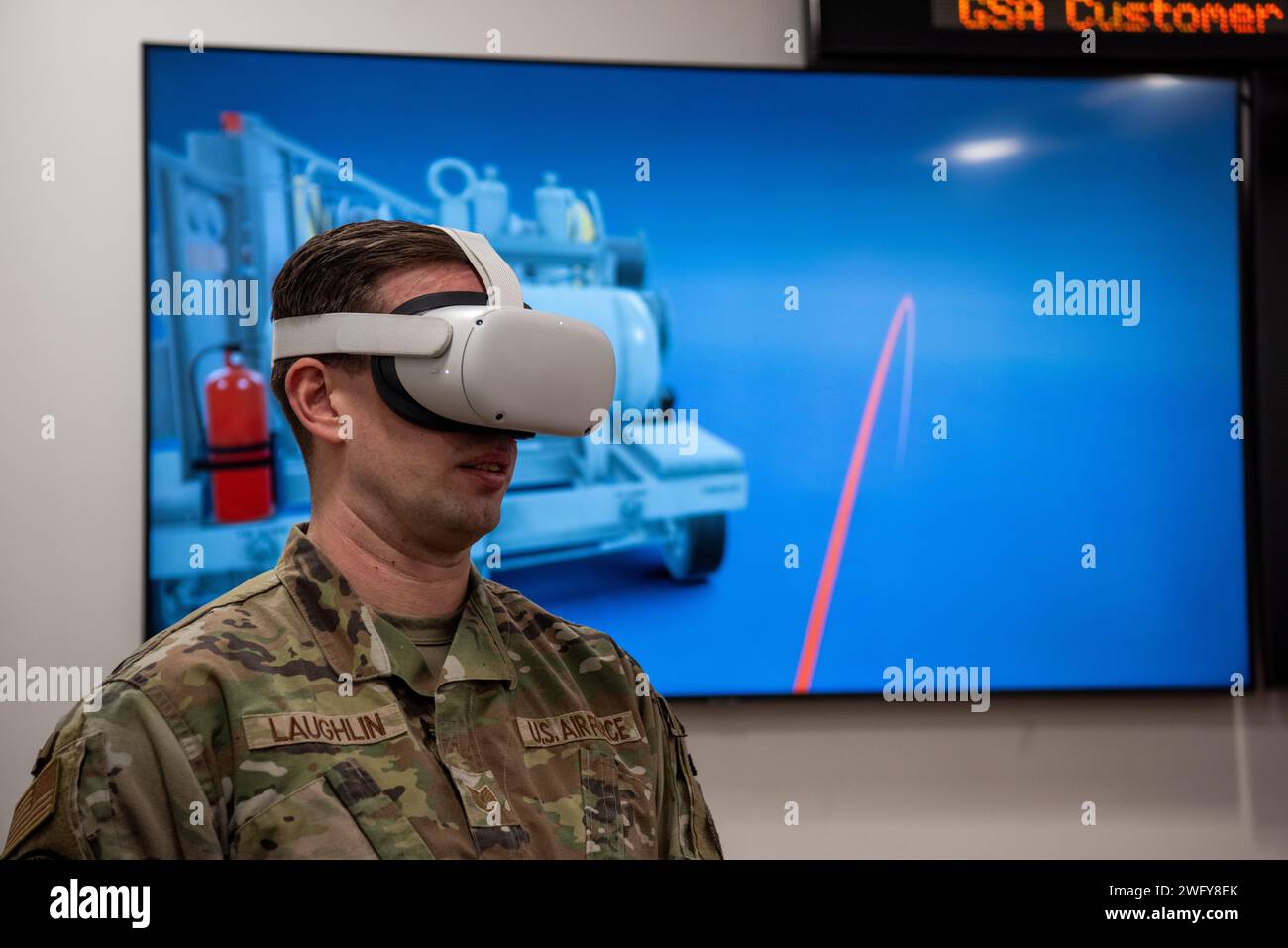 U.S. Air Force Tech. Il Sgt. Jordan Laughlin, capo sezione della distribuzione di carburanti del 673d Logistics Readiness Squadron, dimostra un aiuto di formazione in realtà virtuale sulla base congiunta Elmendorf-Richardson, Alaska, 17 gennaio 2024. Il JBER Fuels Trainer è un programma di realtà virtuale sviluppato da Res3D, una società locale di media digitali, che mira a colmare un divario formativo per la comunità dei combustibili. L'obiettivo del programma è quello di digitalizzare l'intero campo della carriera in un ambiente di formazione digitale singolare che consenta ai combattenti della guerra di addestrarsi in un ambiente privo di rischi. Foto Stock