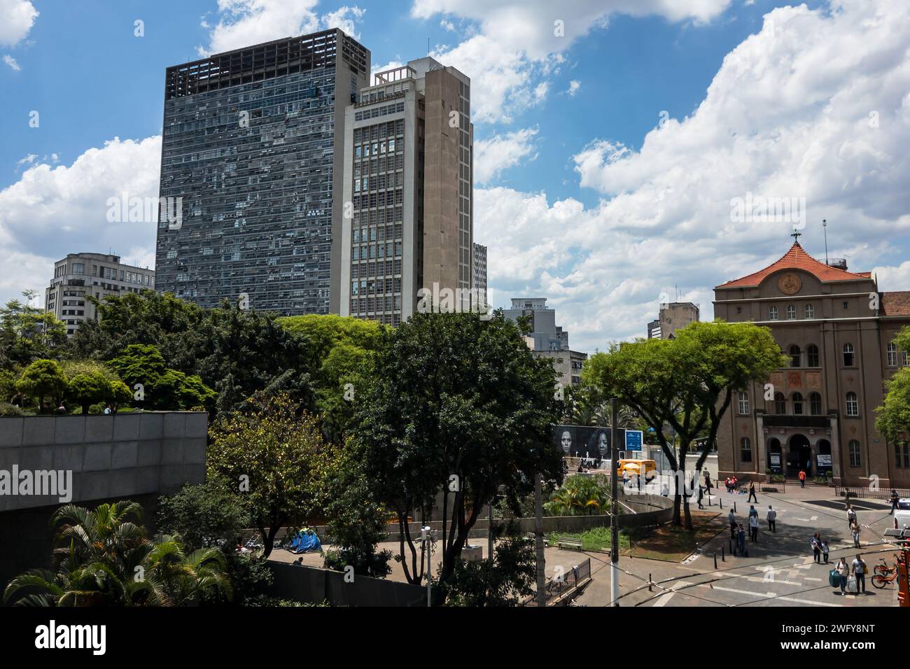 Vista parziale degli alti edifici Fernao Dias (davanti) e mirante do vale (dietro) nelle vicinanze di piazza largo Sao Bento nel centro città durante il sole estivo. Foto Stock