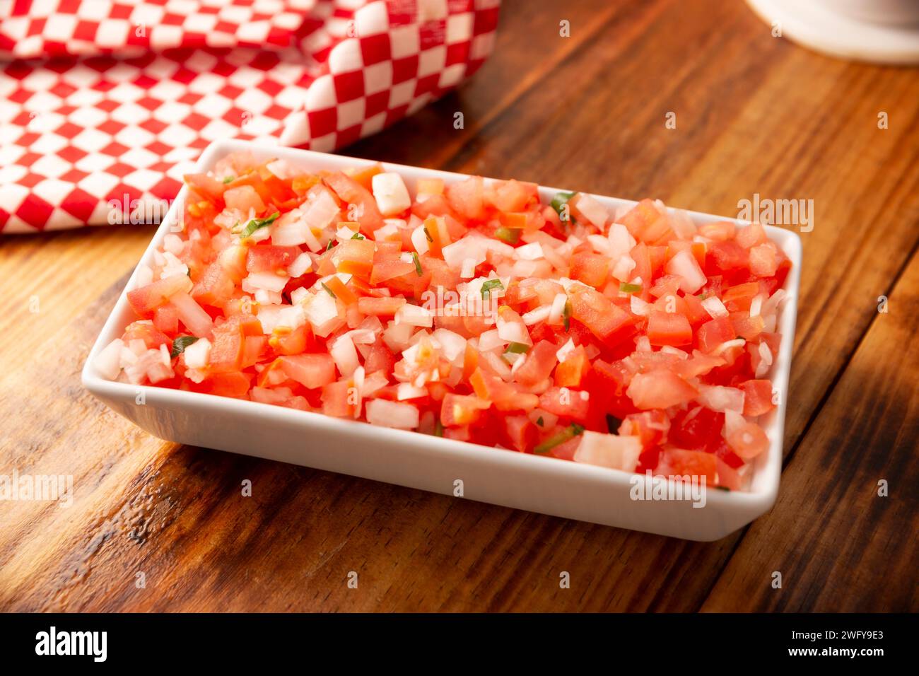 Tradizionale salsa messicana Pico de Gallo, ricetta semplice e salutare a base di cipolla, pomodoro, coriandolo, peperoncino verde e succo di limone. Foto Stock