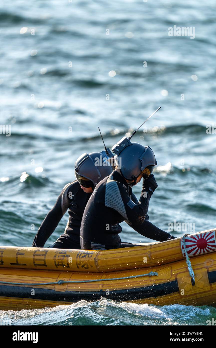 Nuotatori di salvataggio della Japan Maritime Self-Defense Force con Air Rescue Squadron 71, Fleet Air Wing 31, conducono addestramento di ricerca e salvataggio durante il volo di Capodanno della JMSDF presso la Marine Corps Air Station di Iwakuni, Giappone, 5 gennaio 2023. Il volo di Capodanno della JMSDF si svolge tipicamente all’inizio di gennaio, e il volo di quest’anno ha mostrato le capacità degli US-2, nonché la capacità del Fleet Air Wing 31 di condurre rapidamente e con successo missioni di ricerca e salvataggio. Questa è la prima volta in 9 anni l'evento si tiene a Iwakuni. Foto Stock