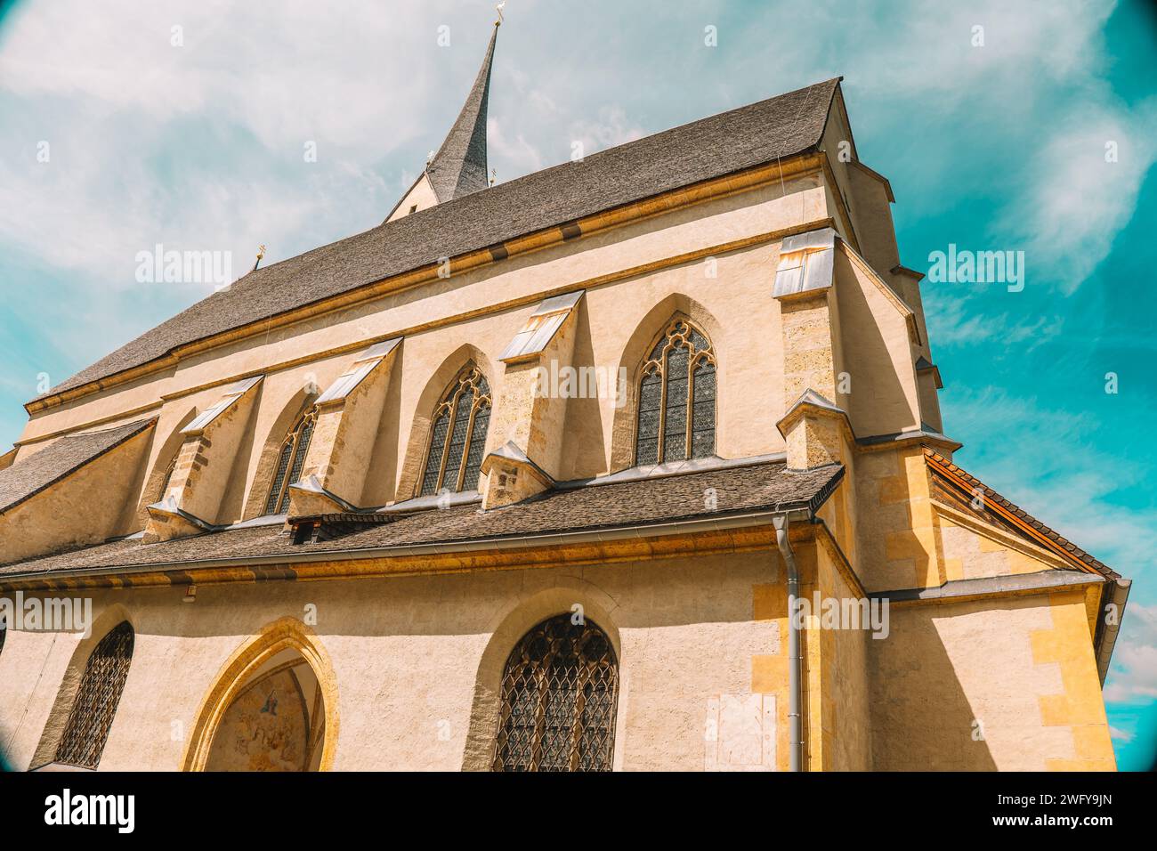 Chiesa di S.. Leonard in Austria su un cielo blu brillante. Fede cristiana e cattolica. Vista dal basso . Foto Stock