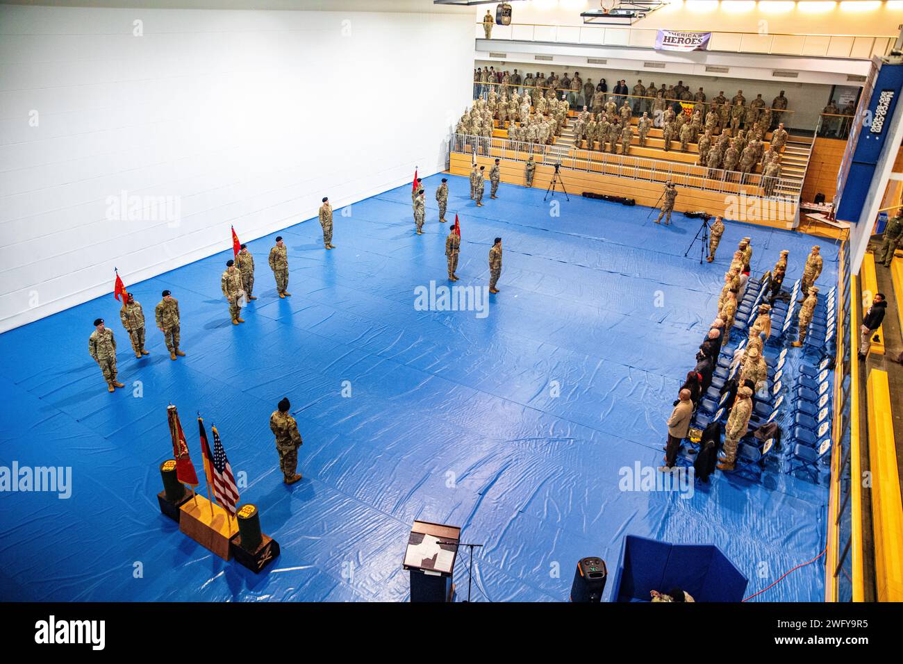 I soldati statunitensi della 41st Field Artillery Brigade partecipano alle cerimonie di attivazione di Charlie Battery, 1st Battalion, 6th Field Artillery Regiment e Charlie Battery, 1st Battalion, 77th Field Artillery Regiment a Grafenwoehr, Germania, 10 gennaio 2024. La 41ST FAB ha attivato due batterie per il 2024. L'attivazione di queste batterie riflette il costante impegno verso la modernizzazione e l'adattabilità per migliorare le capacità operative, sottolineando una maggiore letalità e un sostegno dedicato agli alleati della NATO. Foto Stock