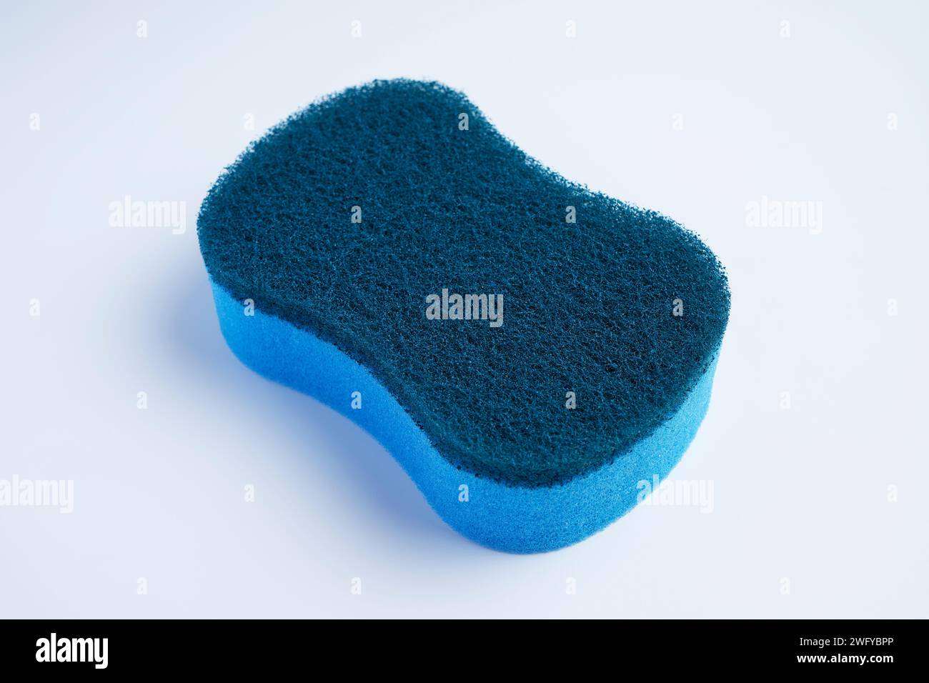 Uno scrubber blu per lavastoviglie realizzato con materiali diversi sulla parte superiore e inferiore Foto Stock