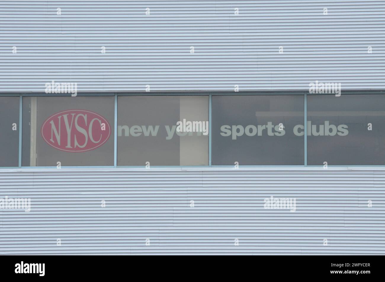 New York, Stati Uniti. 1 febbraio 2024. Il logo del New York Sports Clubs è visibile sulla finestra di una palestra del NYSC nel quartiere di Hicksville nella contea di Nassau, Long Island, New York. (Foto di Jimin Kim/SOPA Images/Sipa USA) credito: SIPA USA/Alamy Live News Foto Stock