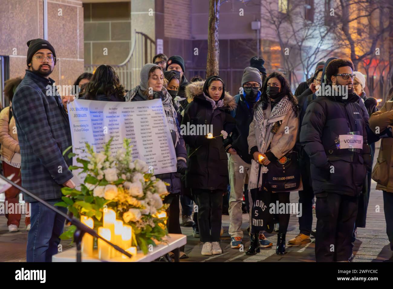 Toronto, Canada   1 febbraio 2024: Decine di persone partecipano a una veglia per i decine di giornalisti uccisi mentre coprono le continue violenze in Israele e Gaza nel centro di Toronto. Colin N. Perkel/Alamy Live News Foto Stock