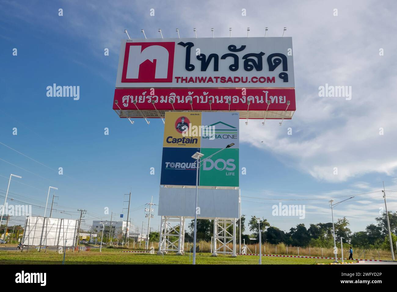 Si sa Ket, Thailandia - 23 novembre 2023: Davanti al grande magazzino Thaiwatsadu. Foto Stock