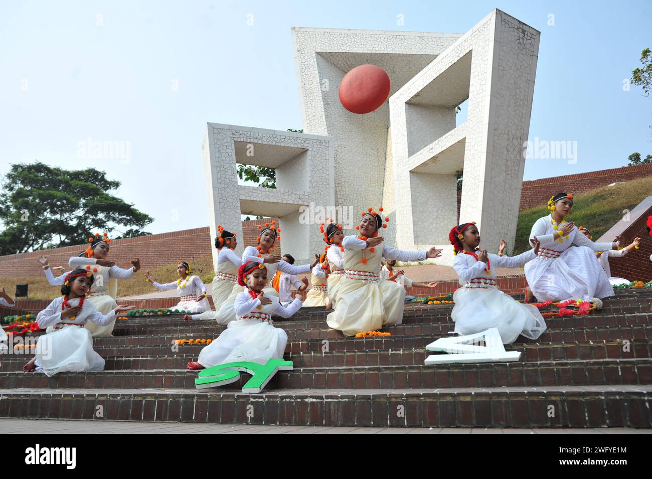 Ballerini che si preparano per una performance per il mese della lingua al Sylhet Central Shaheed Minar che è stato celebrato con una processione alfabetica a Sylhet. Alla processione parteciparono dignitari, tra cui coraggiosi combattenti per la libertà, giornalisti, personalità culturali, poeti, figure letterarie ed educatori. Sammilita Natya Parishad Sylhet ha organizzato la processione di Varnamala il primo giorno di febbraio per gli ultimi 10 anni. La processione fu inaugurata dal vice Commissario e magistrato distrettuale Sheikh Russell Hasan e dal sindaco di Sylhet Anwaruzzaman Chowdhury. Sylhet, Ban Foto Stock