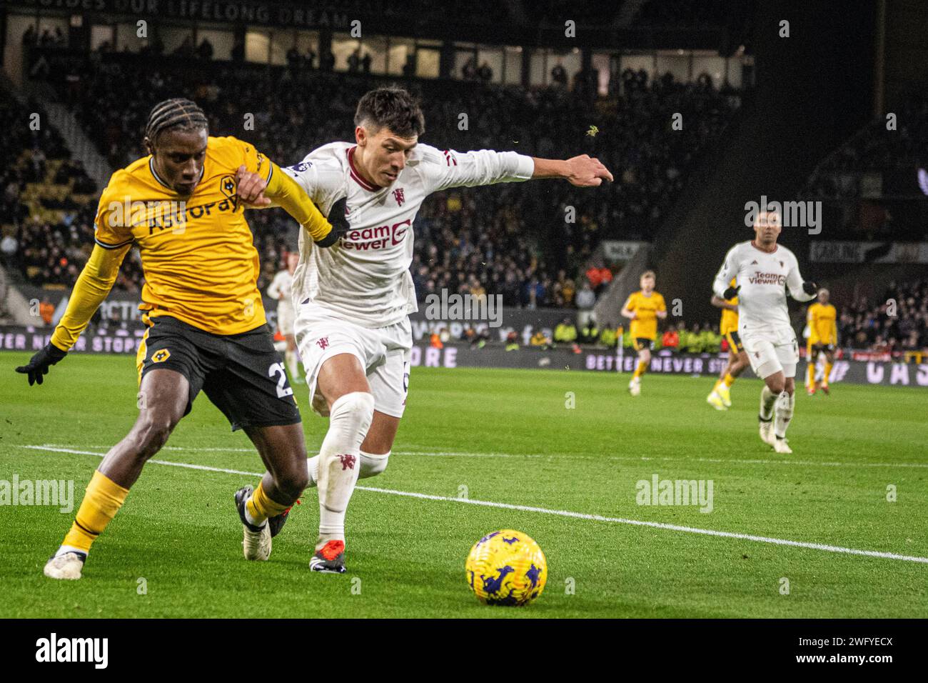 Wolverhampton, Regno Unito. 2 febbraio 2024. Wolverhampton, Inghilterra, 1 febbraio 2024: Lisandro Martinez di Man Utd e Jeanricner Bellegarde dei Wolves combattono per il pallone durante la partita di calcio della Premier League tra Wolverhampton Wanderers e Manchester United al Molineux Stadium di Wolverhampton, Inghilterra (Richard Callis/SPP) credito: SPP Sport Press Photo. /Alamy Live News Foto Stock