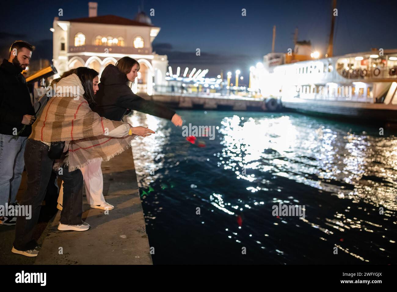 Istanbul, Turchia. 1 febbraio 2024. I parenti di coloro che hanno perso la vita nel terremoto hanno visto lanciare garofani in mare. Il 06.02.2023, alle 04:17 e alle 13:24 ora turca, si verificarono due terremoti di magnitudo 7,7 e 7,6, con epicentri a Pazarc?k (Kahramanmaras) ed Elbistan (Kahramanmaras). I parenti di coloro che hanno perso la vita nel terremoto si sono riuniti al molo di Kadikoy e hanno gettato garofani in mare dopo la dichiarazione della stampa. (Foto di Onur Dogman/SOPA Images/Sipa USA) credito: SIPA USA/Alamy Live News Foto Stock