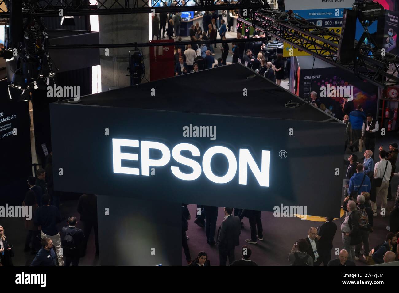 Barcellona, Spagna. 1 febbraio 2024. Il logo del produttore giapponese EPSON è visibile durante la fiera dell'audiovisivo ISE 2024. Dal 30 gennaio al 2 febbraio, la ventesima edizione di Integrated Systems Europe (ISE) 2024 si svolgerà a Barcellona, presso la sede della Fira de Barcelona-Gran via, che riunisce espositori di aziende e produttori leader del settore audiovisivo. Credito: SOPA Images Limited/Alamy Live News Foto Stock