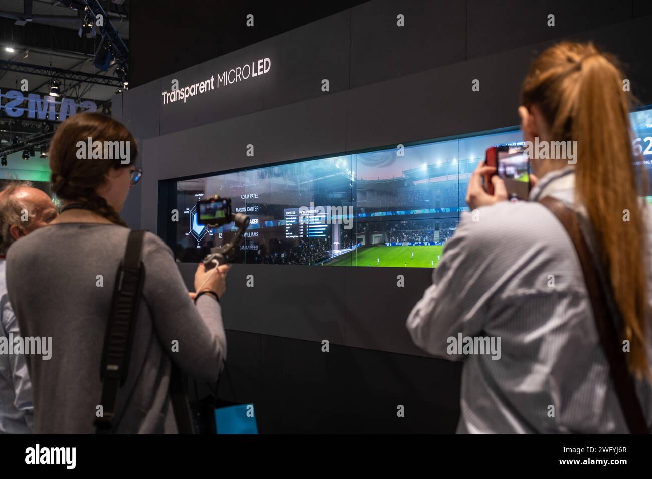 Barcellona, Spagna. 1 febbraio 2024. I visitatori della fiera dell'audiovisivo ISE 2024 sono visti scattare immagini dello schermo in vetro Micro LED trasparente dal produttore sudcoreano Samsung. Dal 30 gennaio al 2 febbraio, la ventesima edizione di Integrated Systems Europe (ISE) 2024 si svolgerà a Barcellona, presso la sede della Fira de Barcelona-Gran via, che riunisce espositori di aziende e produttori leader del settore audiovisivo. Credito: SOPA Images Limited/Alamy Live News Foto Stock