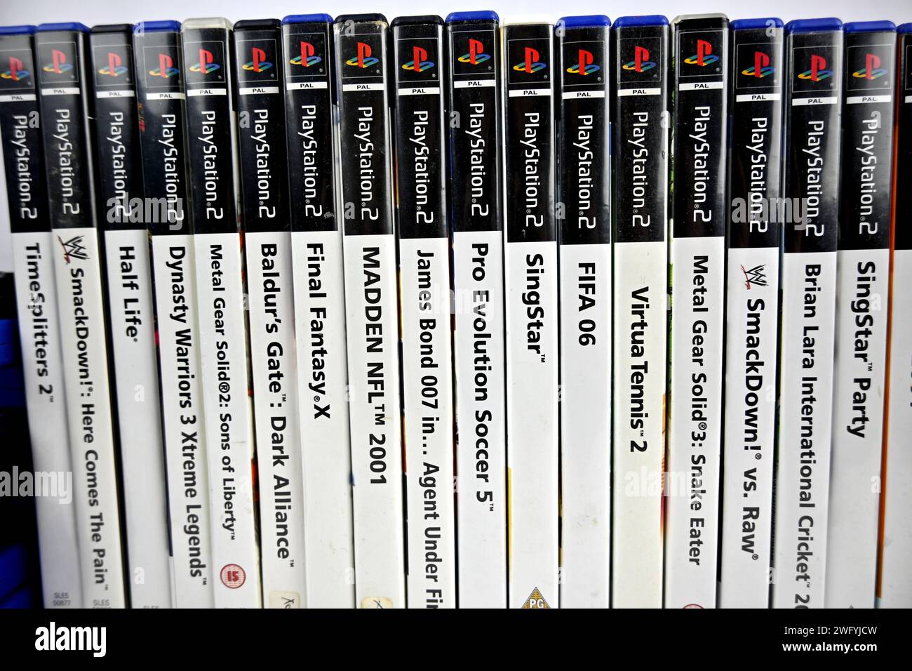 Le custodie per videogiochi per PlayStation 2 PS2 sono disponibili nella libreria – Galles, Regno Unito – 31 gennaio 2024 Foto Stock