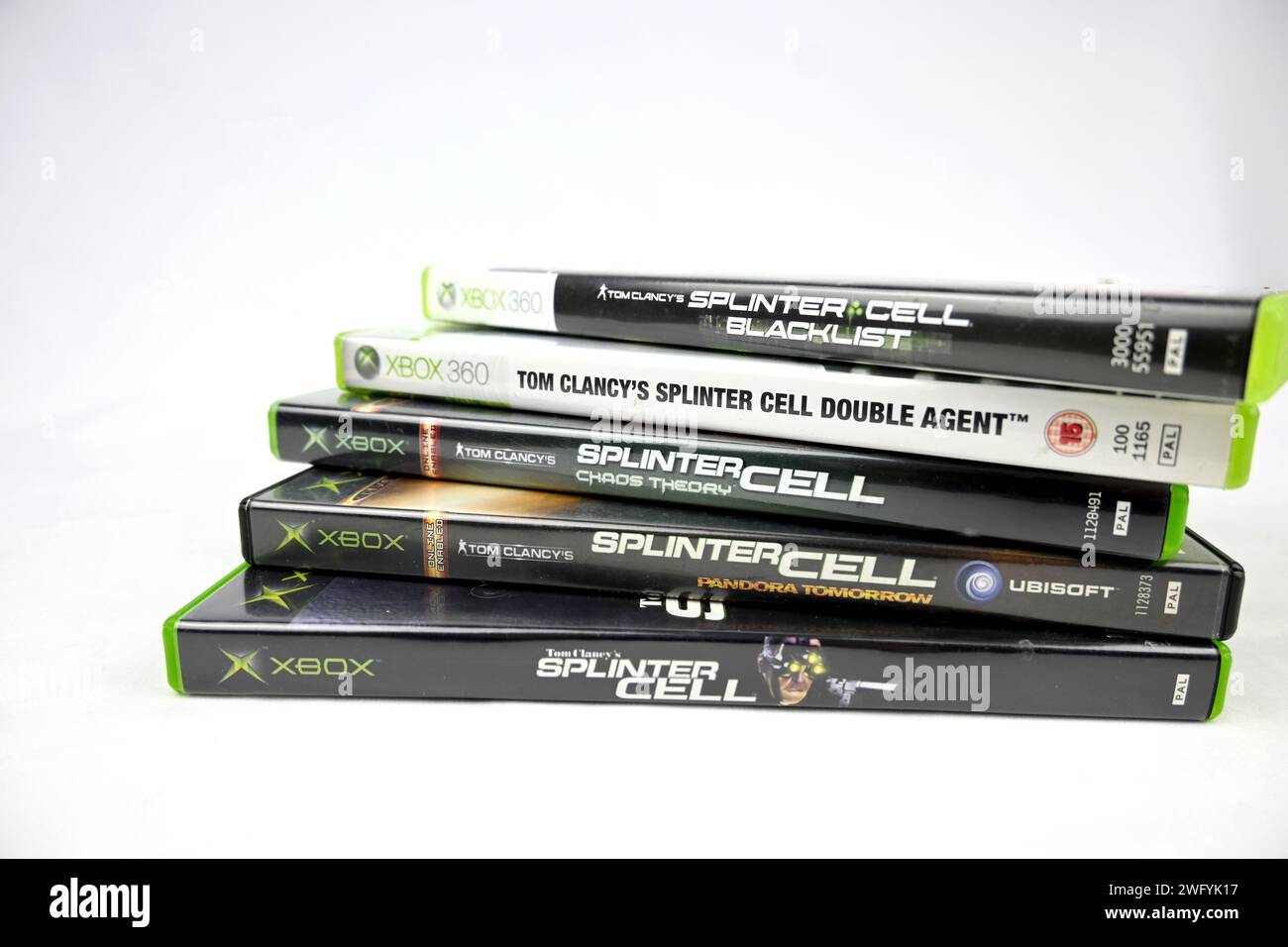 Tom Clancy’s Splinter Cell, serie di videogiochi Stacked pile – Galles, Regno Unito – 31 gennaio 2024 Foto Stock