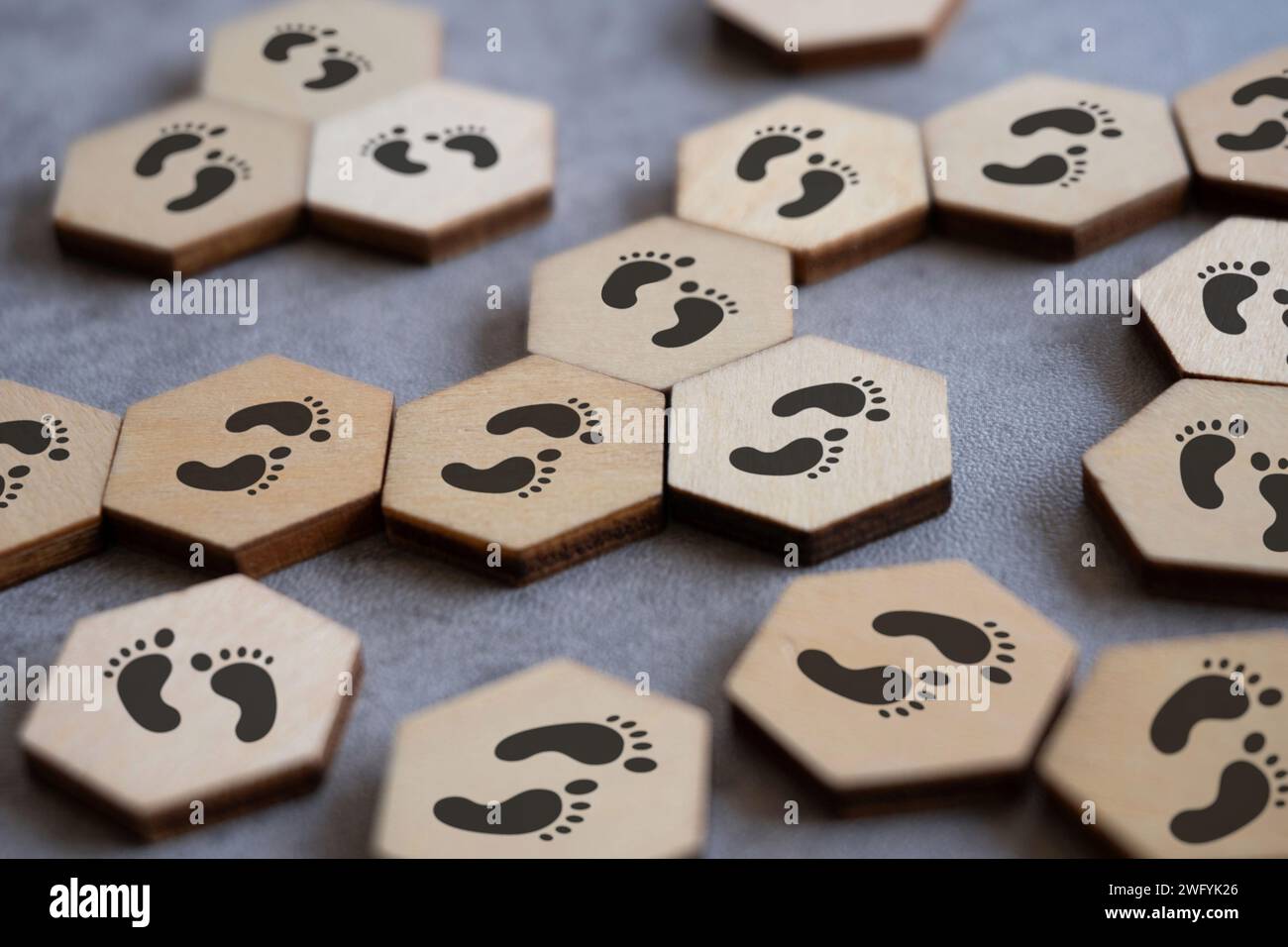 Blocchi di legno disseminati di impronte. Opportunità, piano d'azione, percorso giusto. Foto Stock