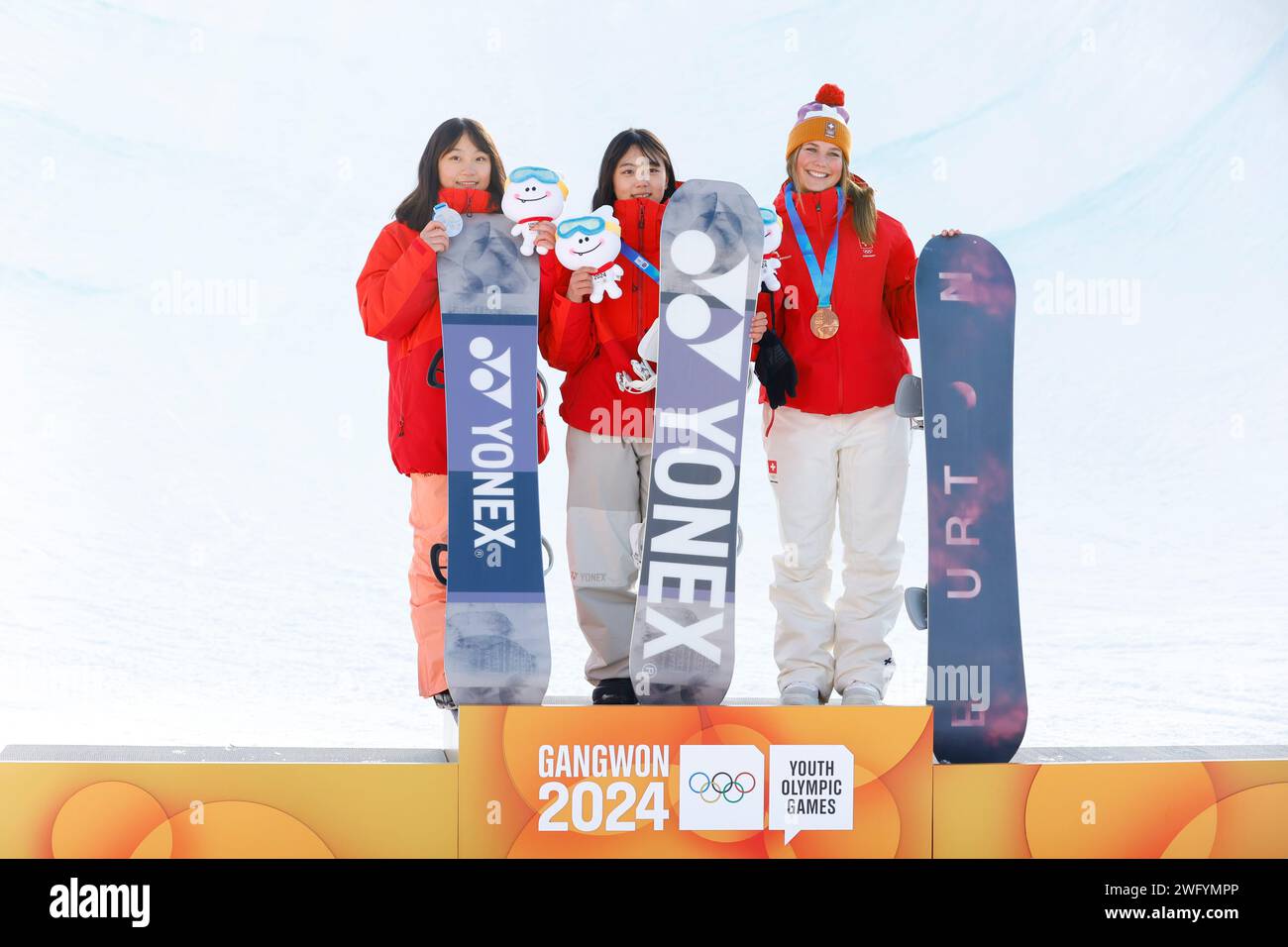 Hoengseong Welli Hilli Park Ski Resort, Hoengseong, Corea. 1 febbraio 2024. (L-R) Sara Shimizu (JPN), Rise Kudo (JPN), Wick Lura (sui), 1 FEBBRAIO 2024 - Snowboard: Cerimonia di premiazione della Halfpipe femminile durante i Giochi Olimpici Giovanili invernali Gangwon 2024 presso la stazione sciistica Hoengseong Welli Hilli Park, Hoengseong, Corea. Credito: AFLO SPORT/Alamy Live News Foto Stock