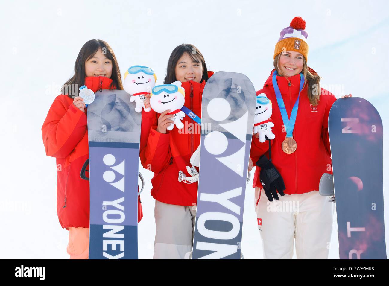 Hoengseong Welli Hilli Park Ski Resort, Hoengseong, Corea. 1 febbraio 2024. (L-R) Sara Shimizu (JPN), Rise Kudo (JPN), Wick Lura (sui), 1 FEBBRAIO 2024 - Snowboard: Cerimonia di premiazione della Halfpipe femminile durante i Giochi Olimpici Giovanili invernali Gangwon 2024 presso la stazione sciistica Hoengseong Welli Hilli Park, Hoengseong, Corea. Credito: AFLO SPORT/Alamy Live News Foto Stock