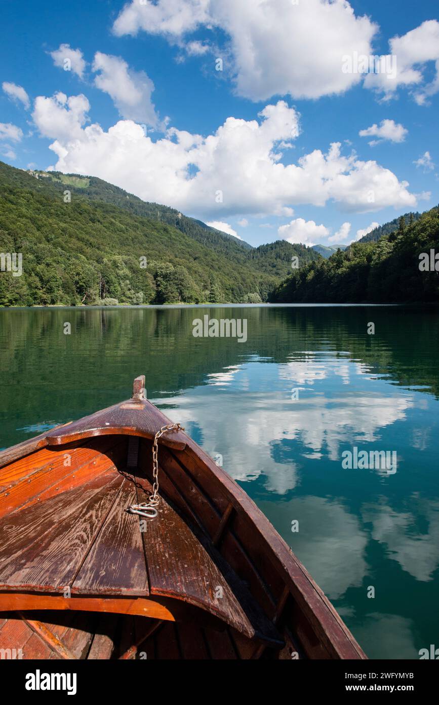 Prua di una canoa in legno, sul lago Biograd nel Parco Nazionale di Biogradska Gora, Montenegro Foto Stock